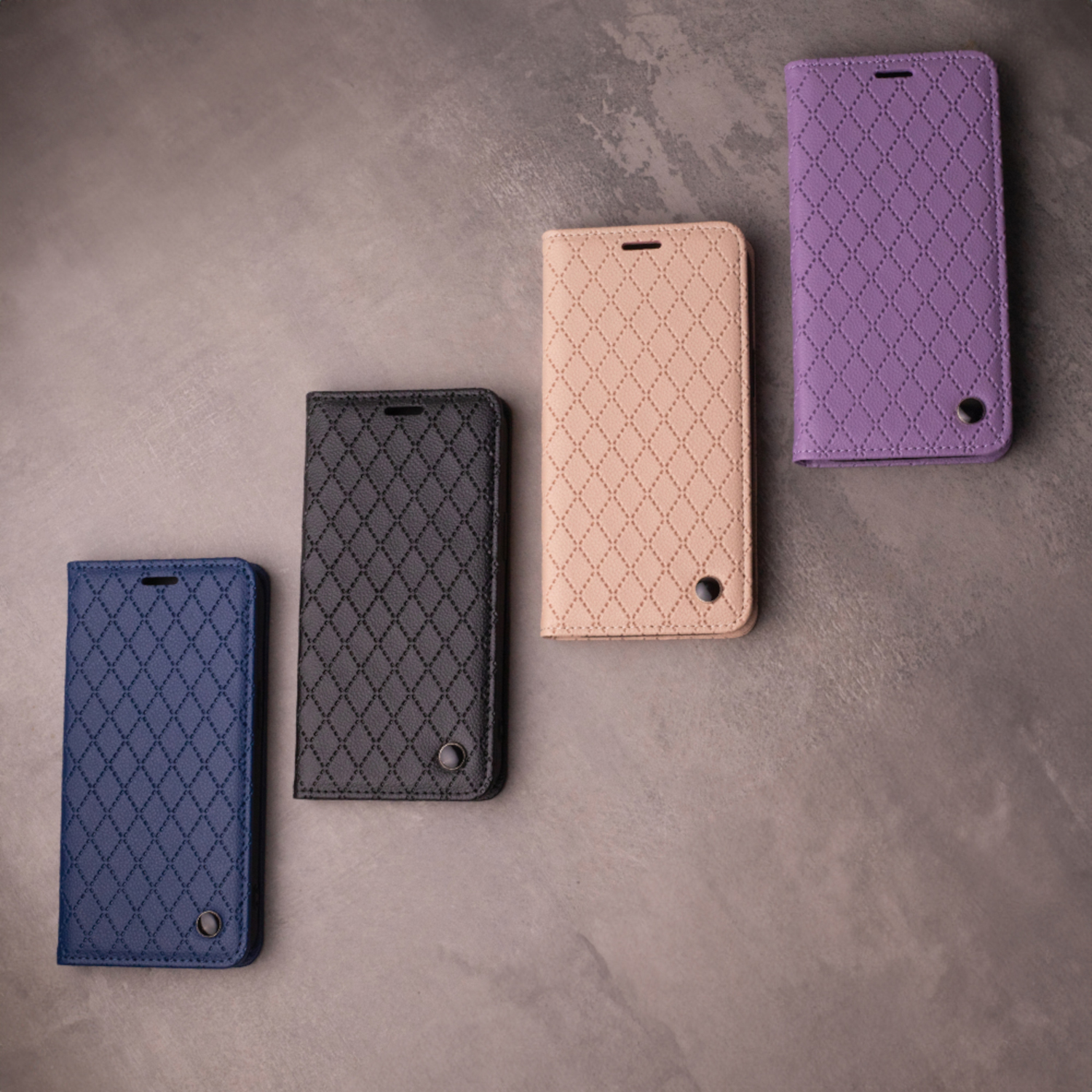 Vier Handyhüllen in Blau, Schwarz, Beige und Lila mit Rautenmuster.