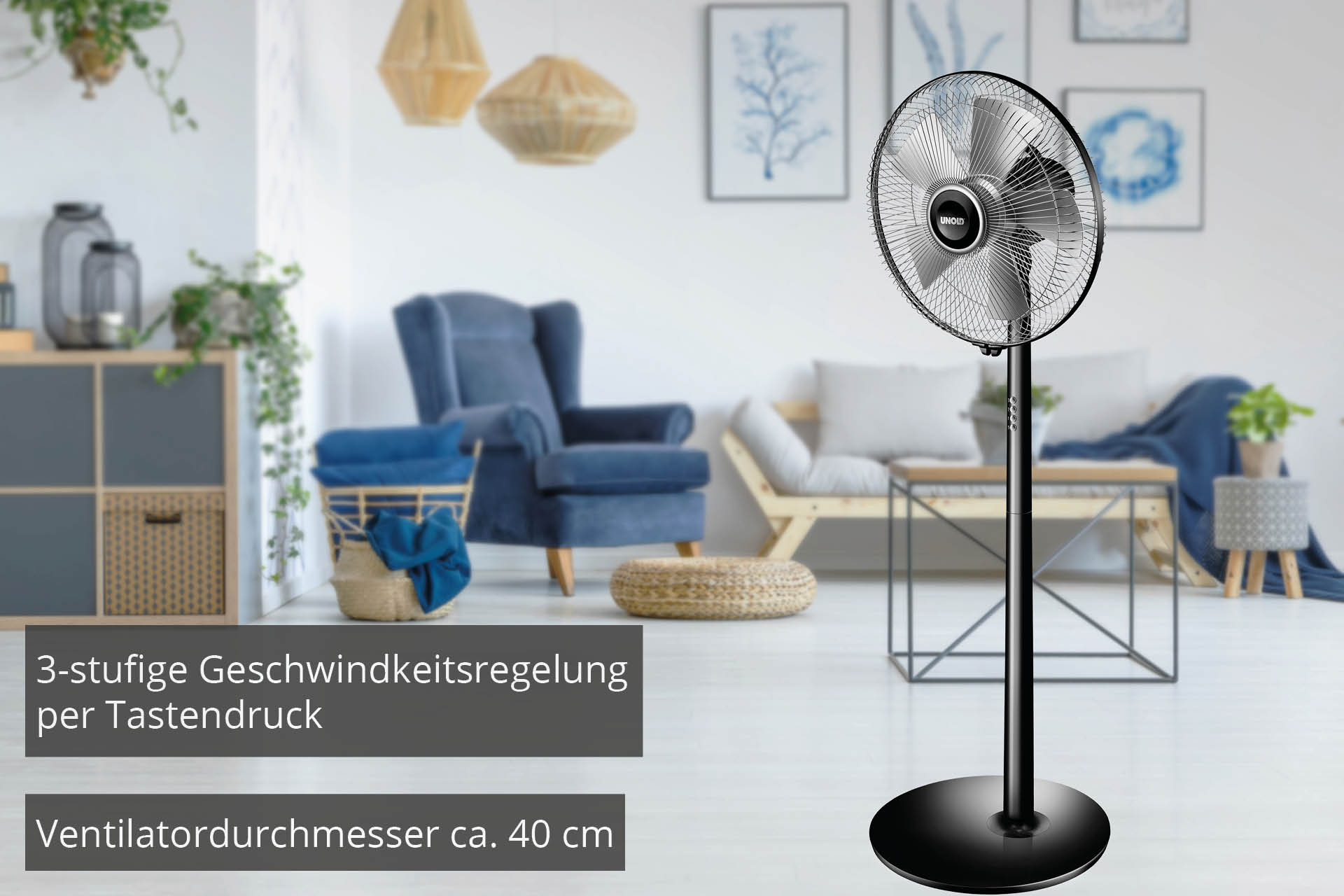 Czarny wentylator stojący z trzema biegami w salonie.