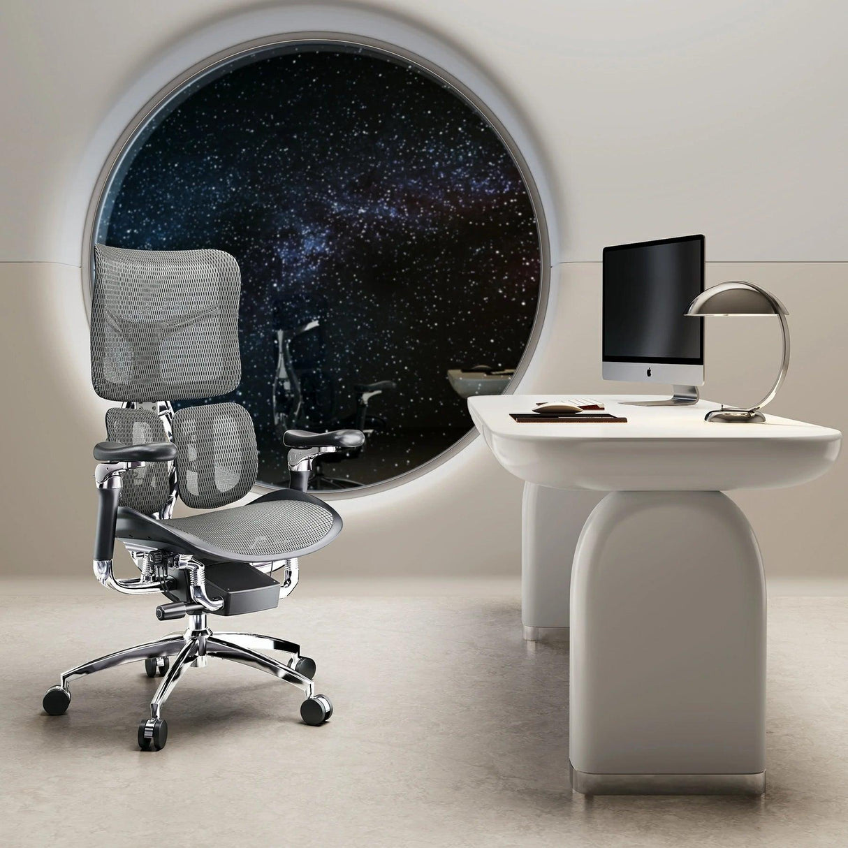 Ein moderner Bürostuhl vor einem Schreibtisch mit Computer und Lampe, Fenster mit Sternenhimmel.