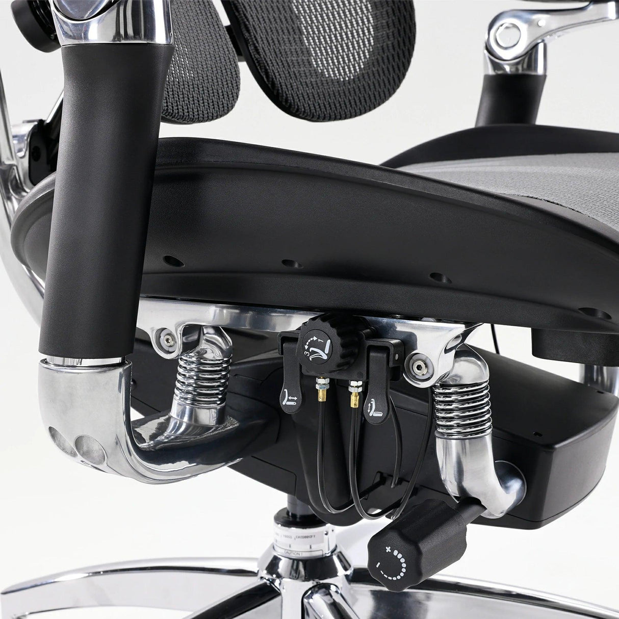 Detailaufnahme der Mechanik eines schwarzen Bürostuhls mit Chromdetails.
