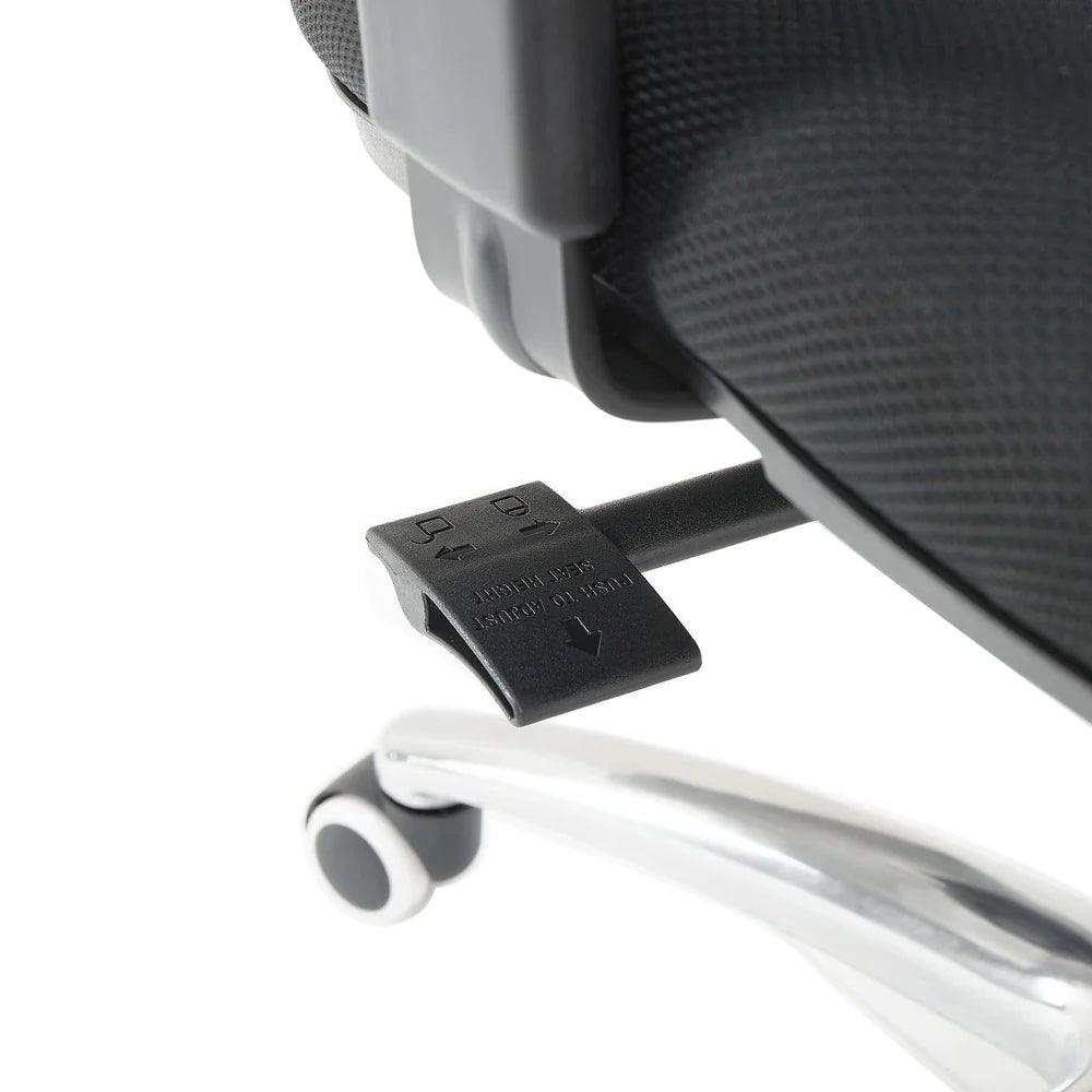 Ein schwarzer Hebel mit der Aufschrift 'PUSH TO ADJUST SEAT HEIGHT'.