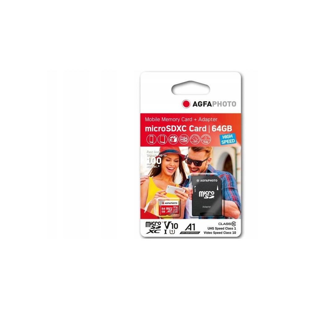 Karta pamięci AgfaPhoto microSDXC 64GB z adapterem, para patrzy na kartę.