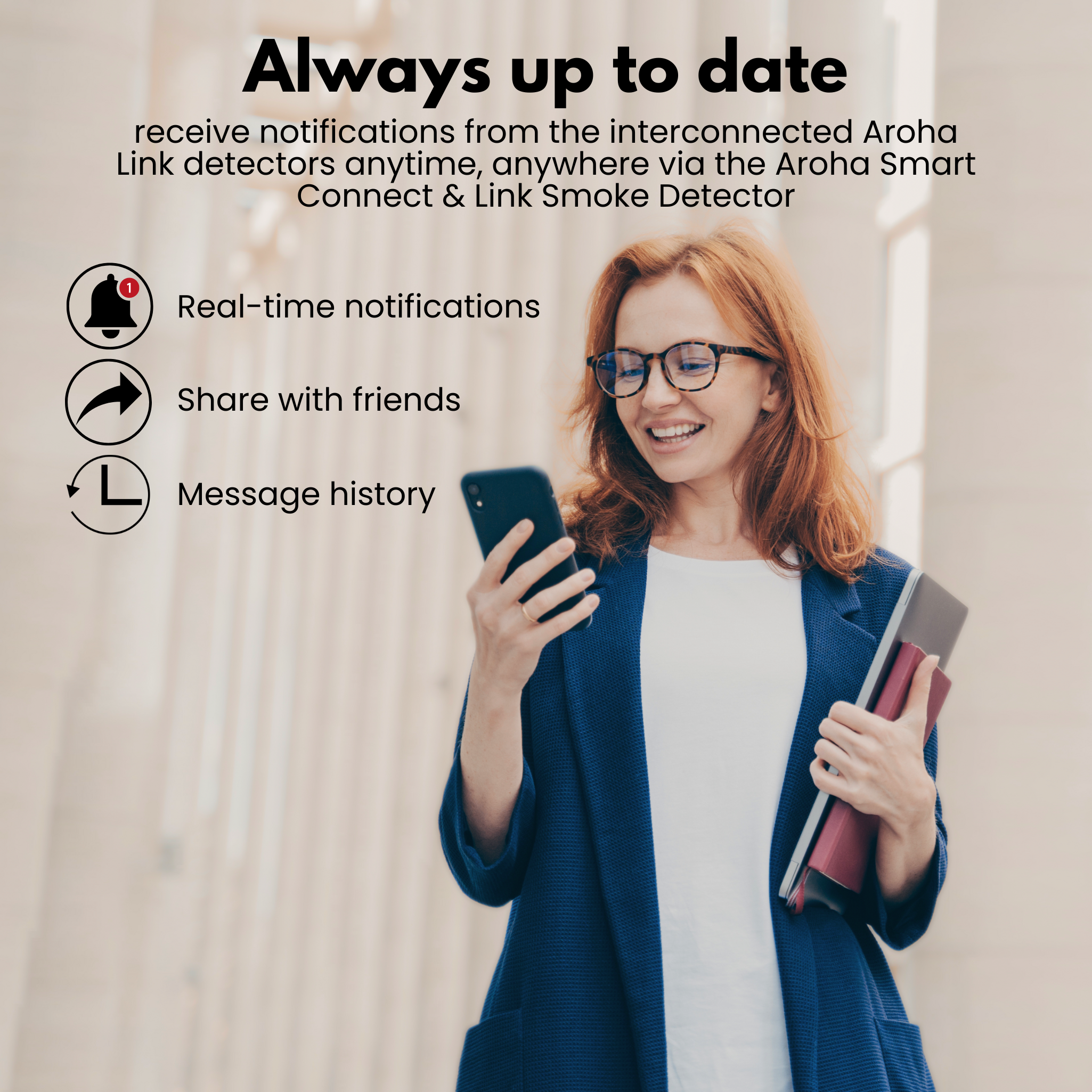 Vrouw met bril en rood haar lacht kijkend naar haar telefoon.