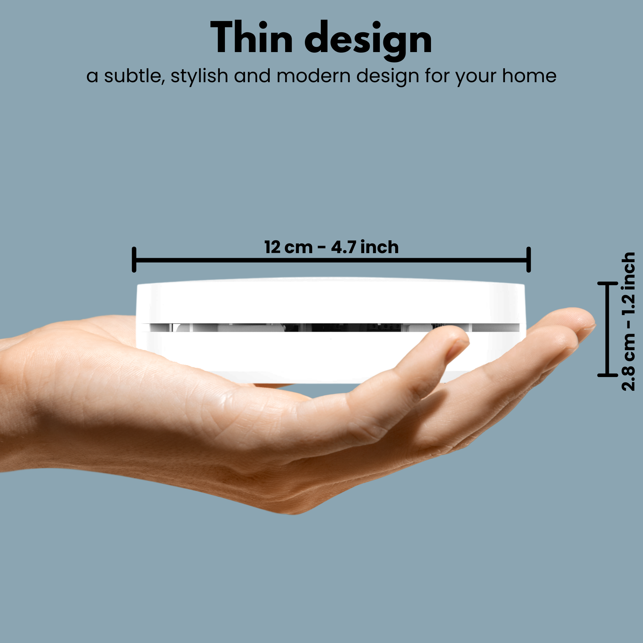 Une main tient un appareil blanc et fin. Dimensions : 12 cm x 2,8 cm.