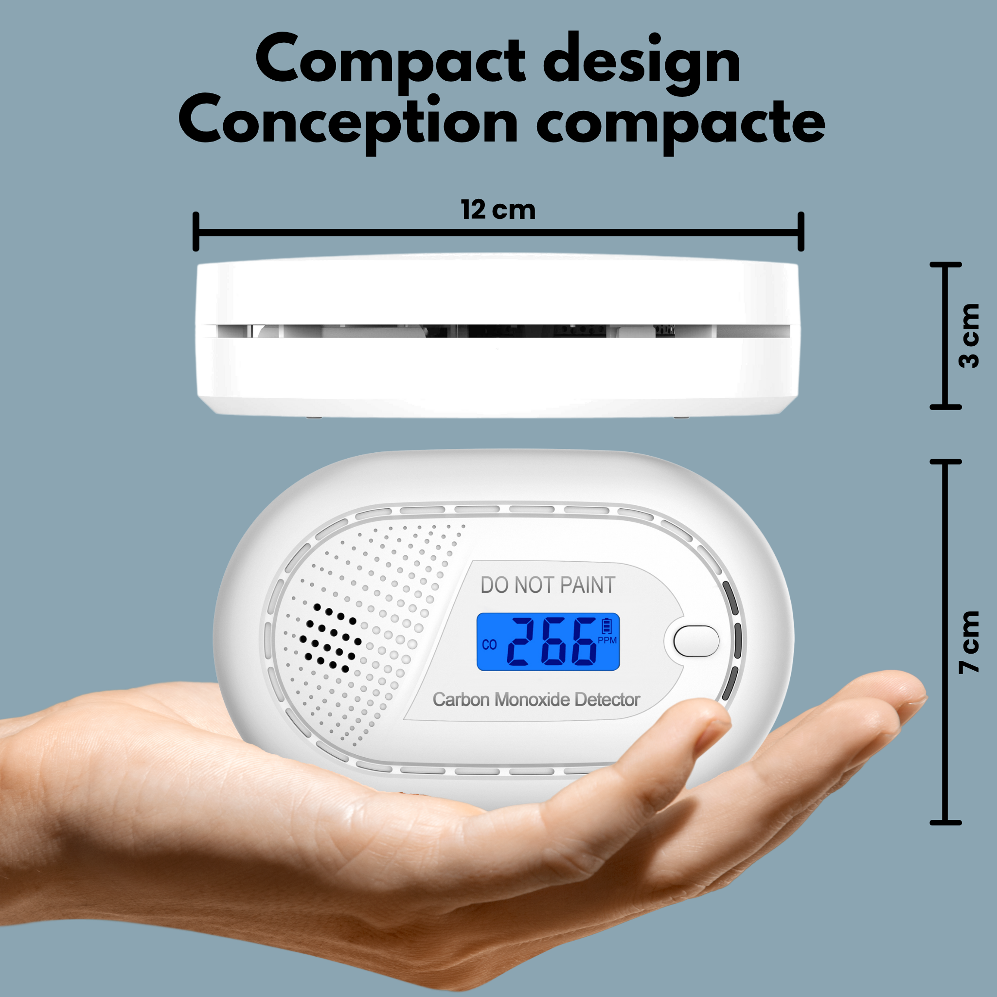 Een witte koolmonoxidmelder met digitaal display in een hand. Afmetingen worden getoond.