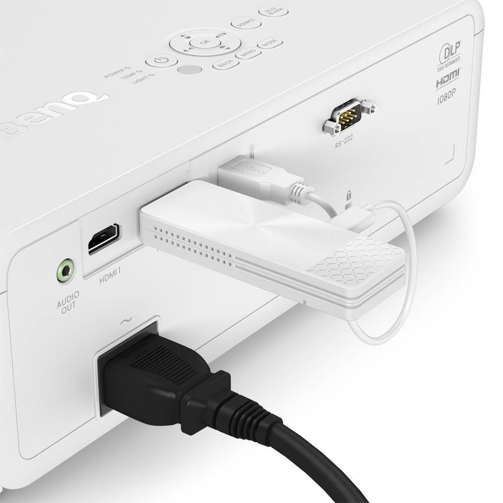 HDMI, USB ve RS-232 kablolarının bağlı olduğu beyaz projektör.
