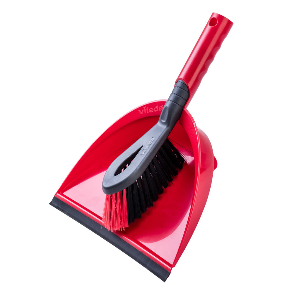 Un set rosso di paletta e scopino Vileda con setole nere e manico rosso.