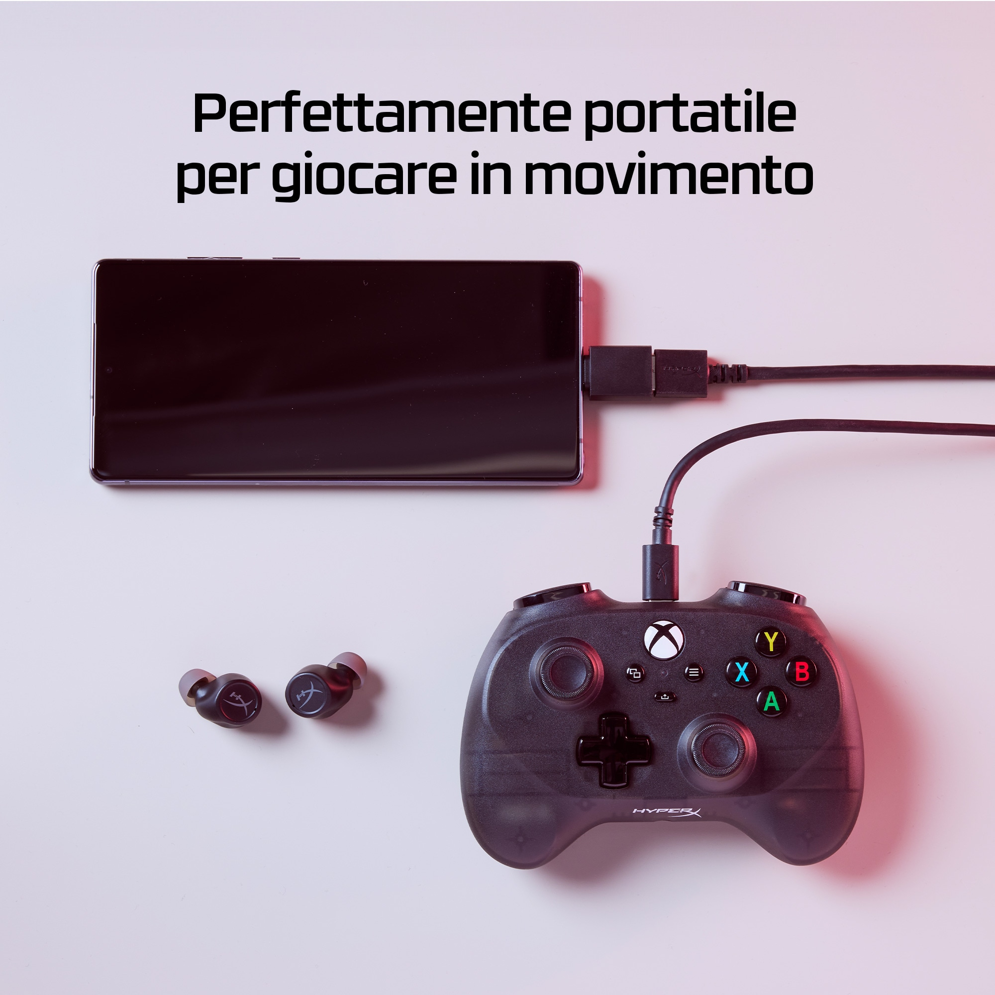 Uno smartphone, un controller di gioco e auricolari sono collegati su sfondo bianco.