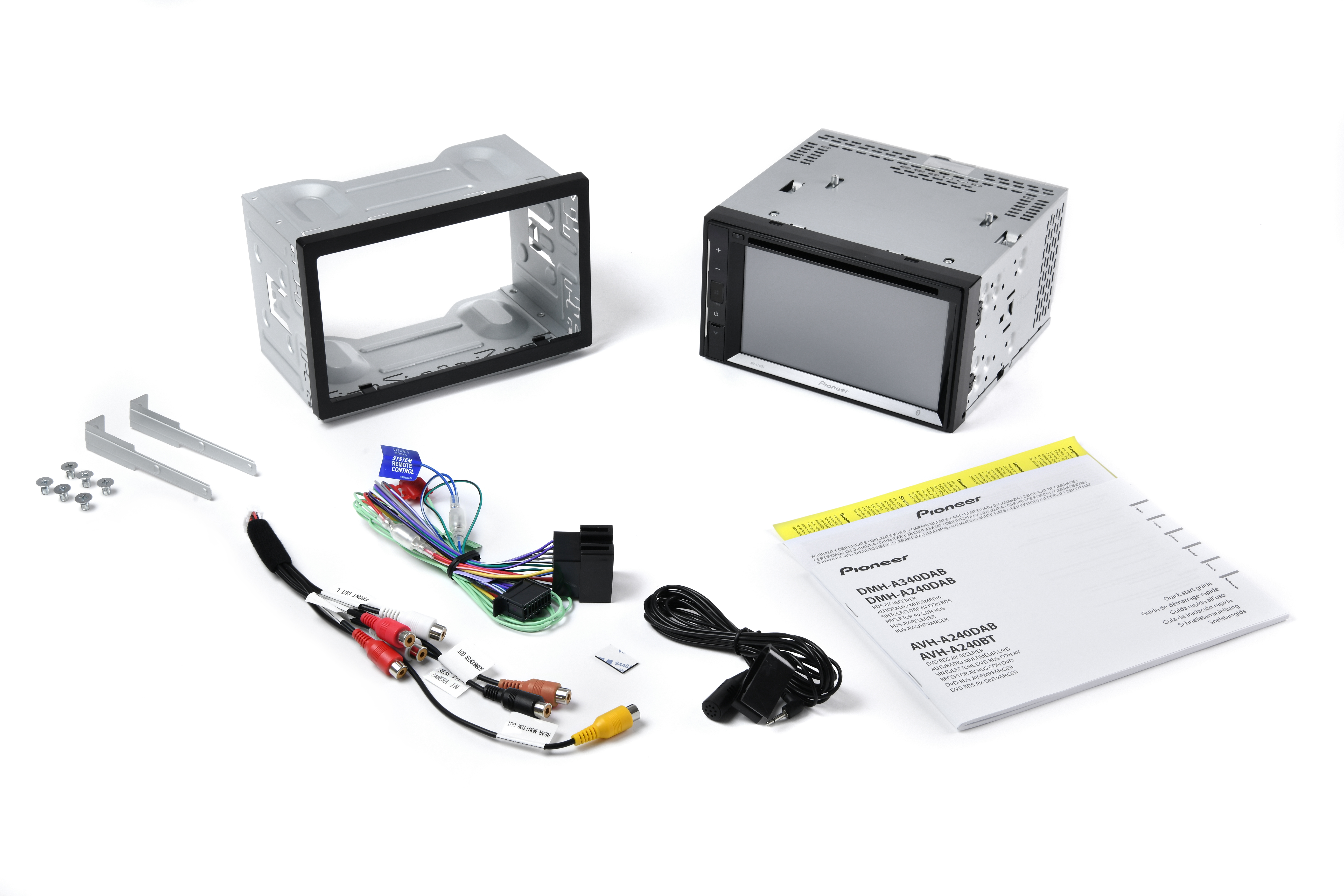 Accessori autoradio Pioneer con telaio di montaggio, cavi e manuali.