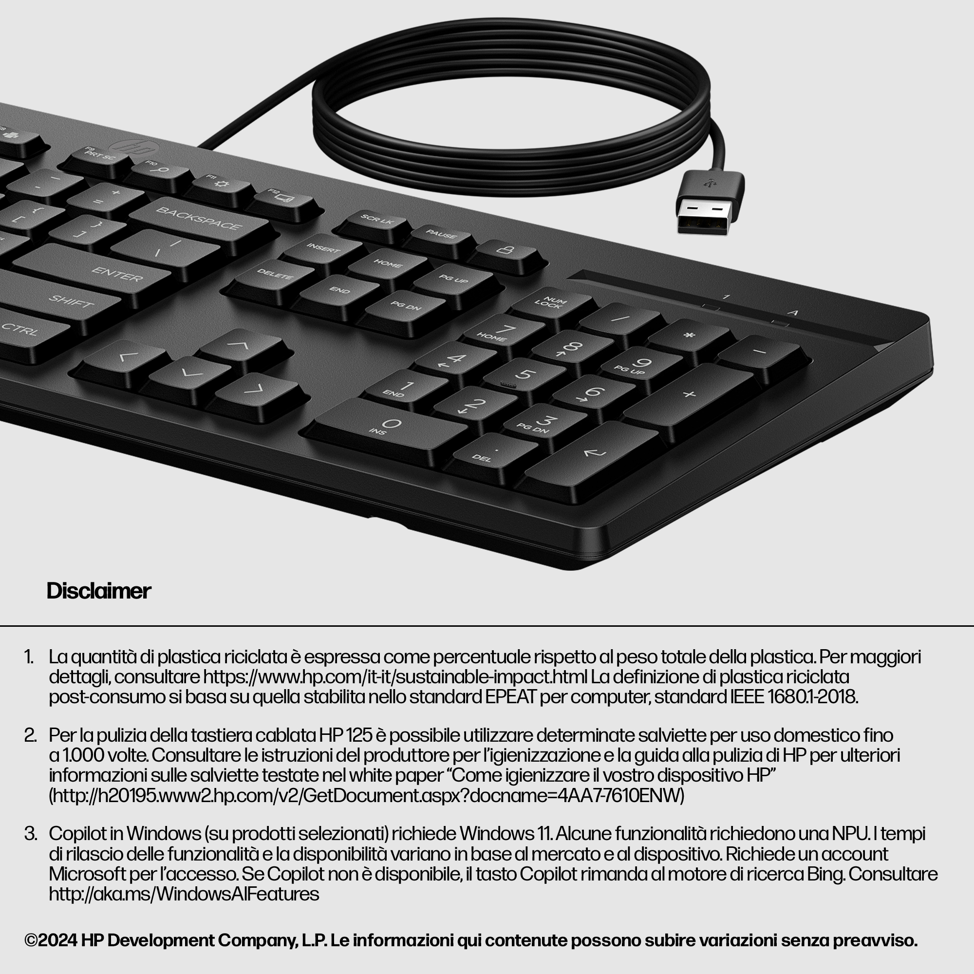 Tastiera nera con cavo USB, primo piano sui tasti e sul cavo.