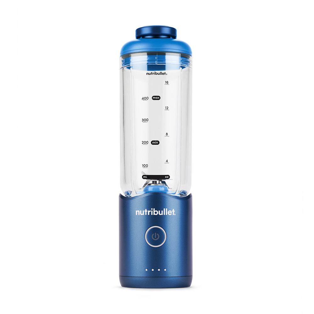 Un mixeur Nutribullet bleu avec des graduations sur le récipient et un bouton d'alimentation.