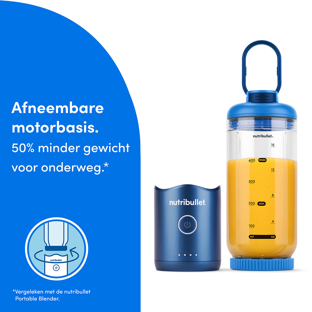 Un mixeur Nutribullet bleu avec gobelet et base moteur détachable sur fond blanc.