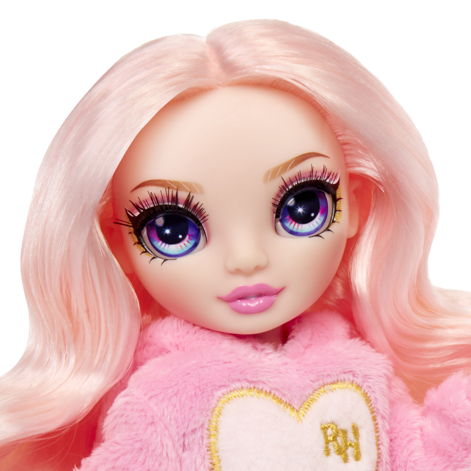 Bambola con lunghi capelli rosa e felpa in peluche rosa con dettaglio a cuore.