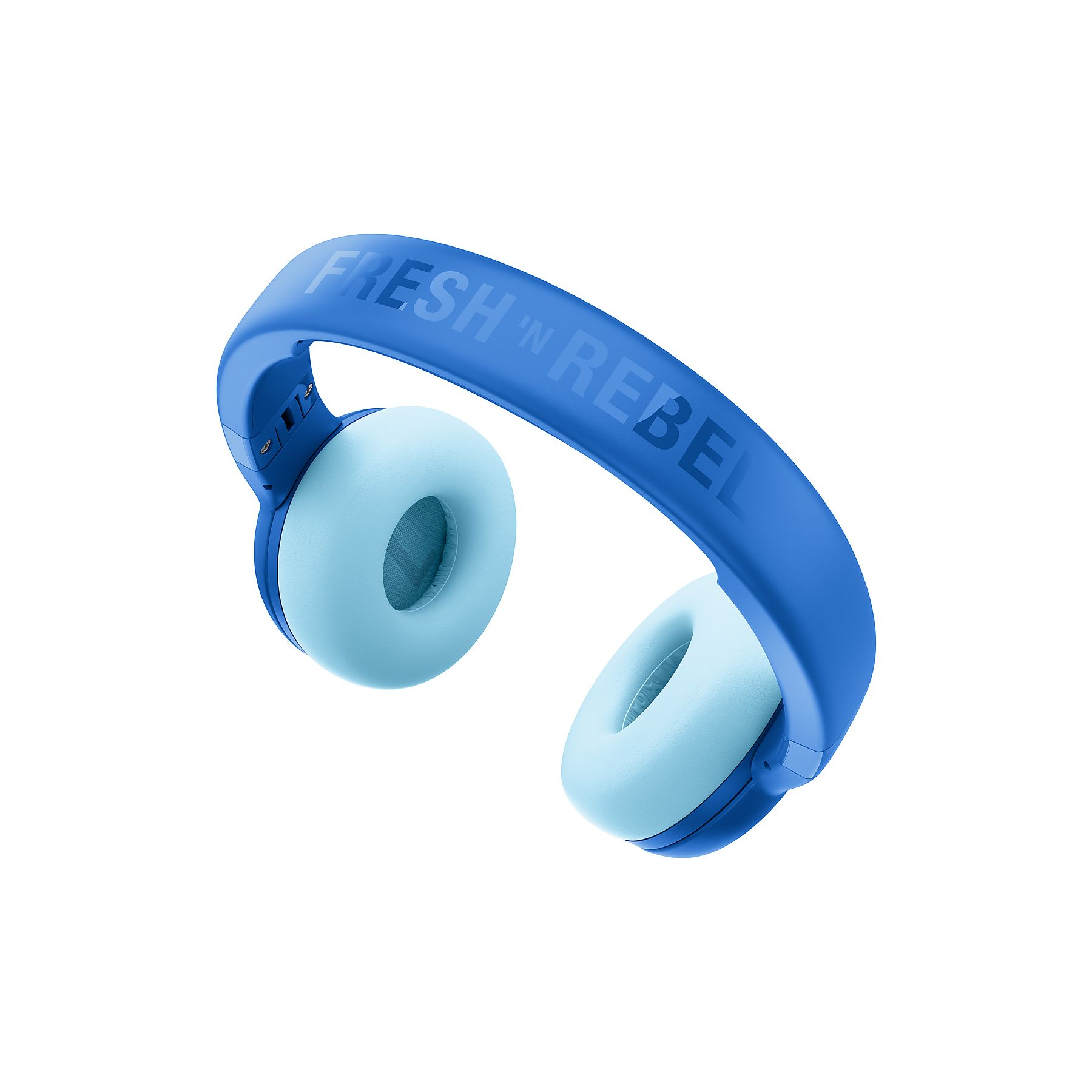 Niebieskie słuchawki z jasnoniebieskimi nausznikami i napisem 'FRESH 'N REBEL'.