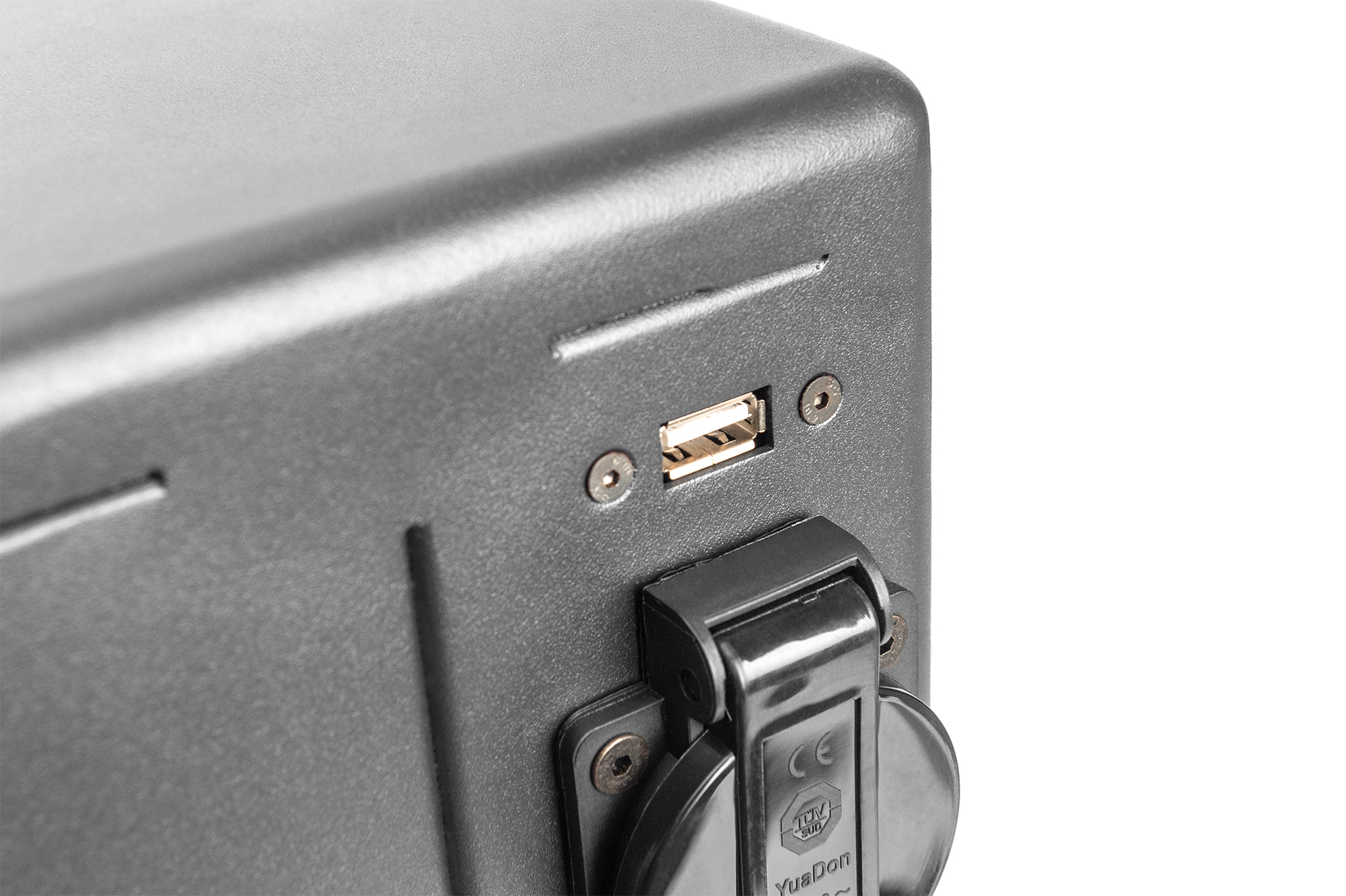 Primo piano di un alloggiamento grigio con porta USB e presa chiusa.