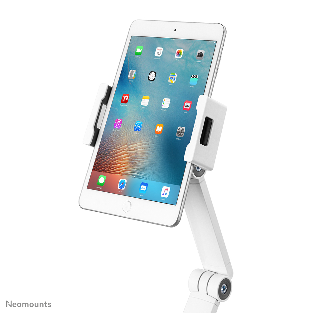 Une tablette blanche est tenue par un support sur un bras flexible.