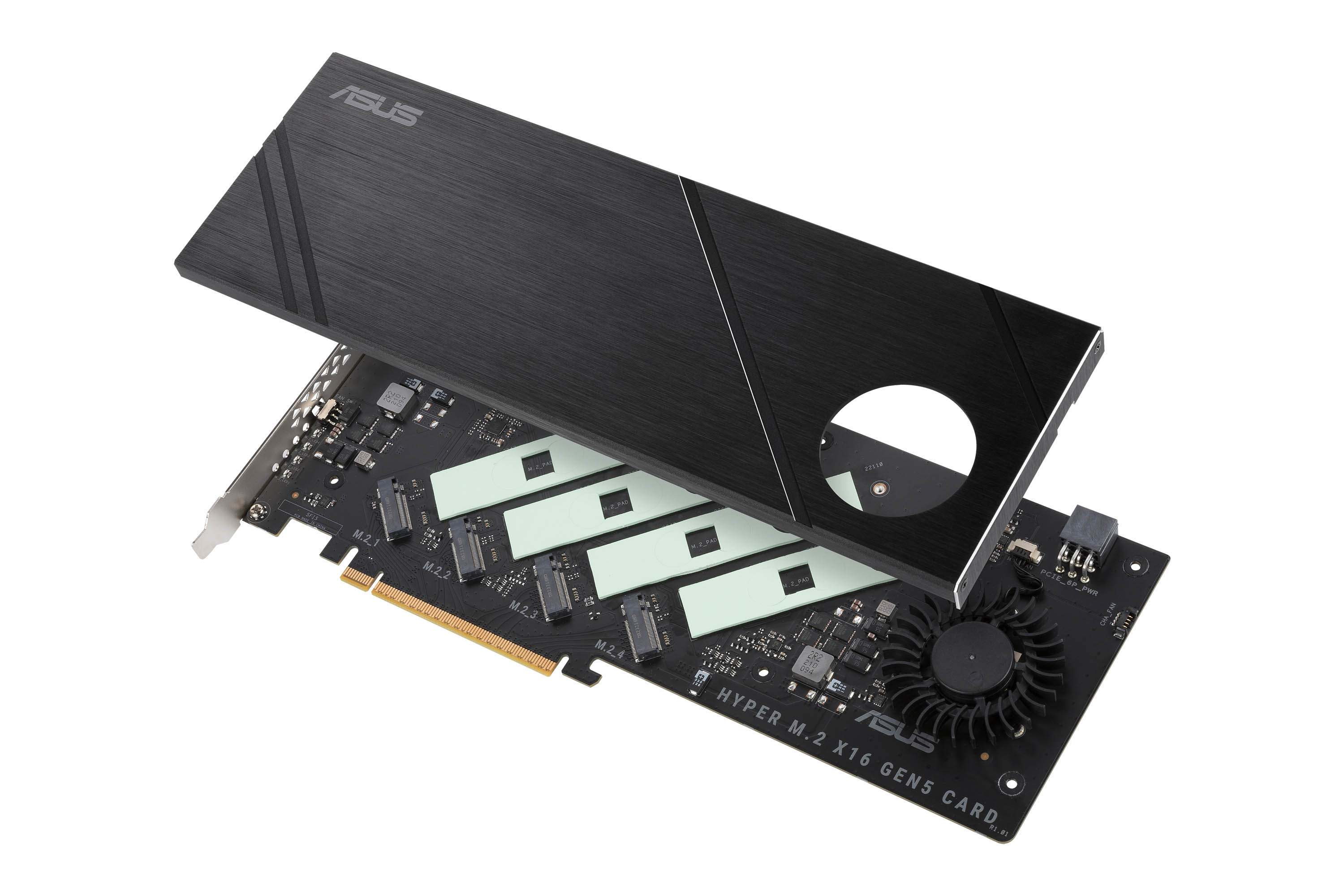 Scheda ASUS Hyper M.2 con ventola, quattro slot M.2 e connettore PCIe.