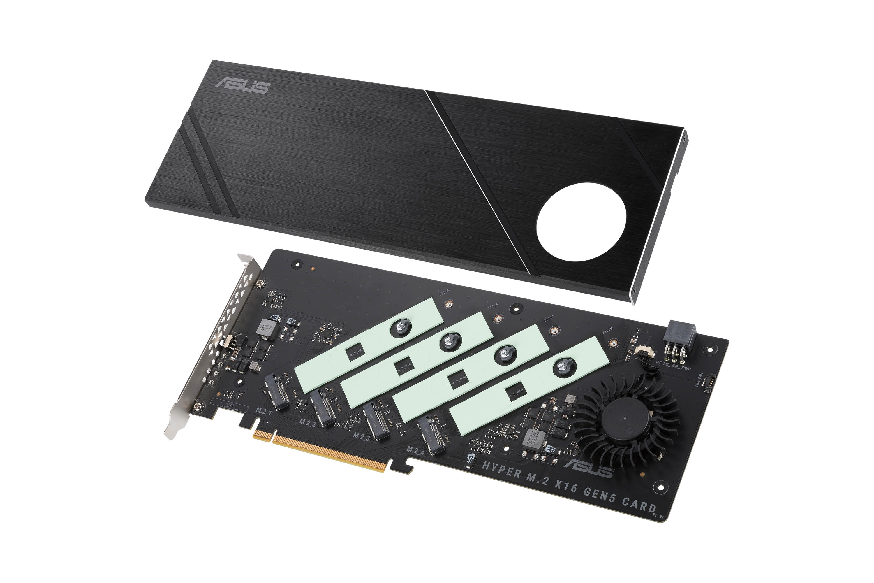 Una scheda di espansione ASUS M.2 nera con quattro slot M.2 e una ventola.