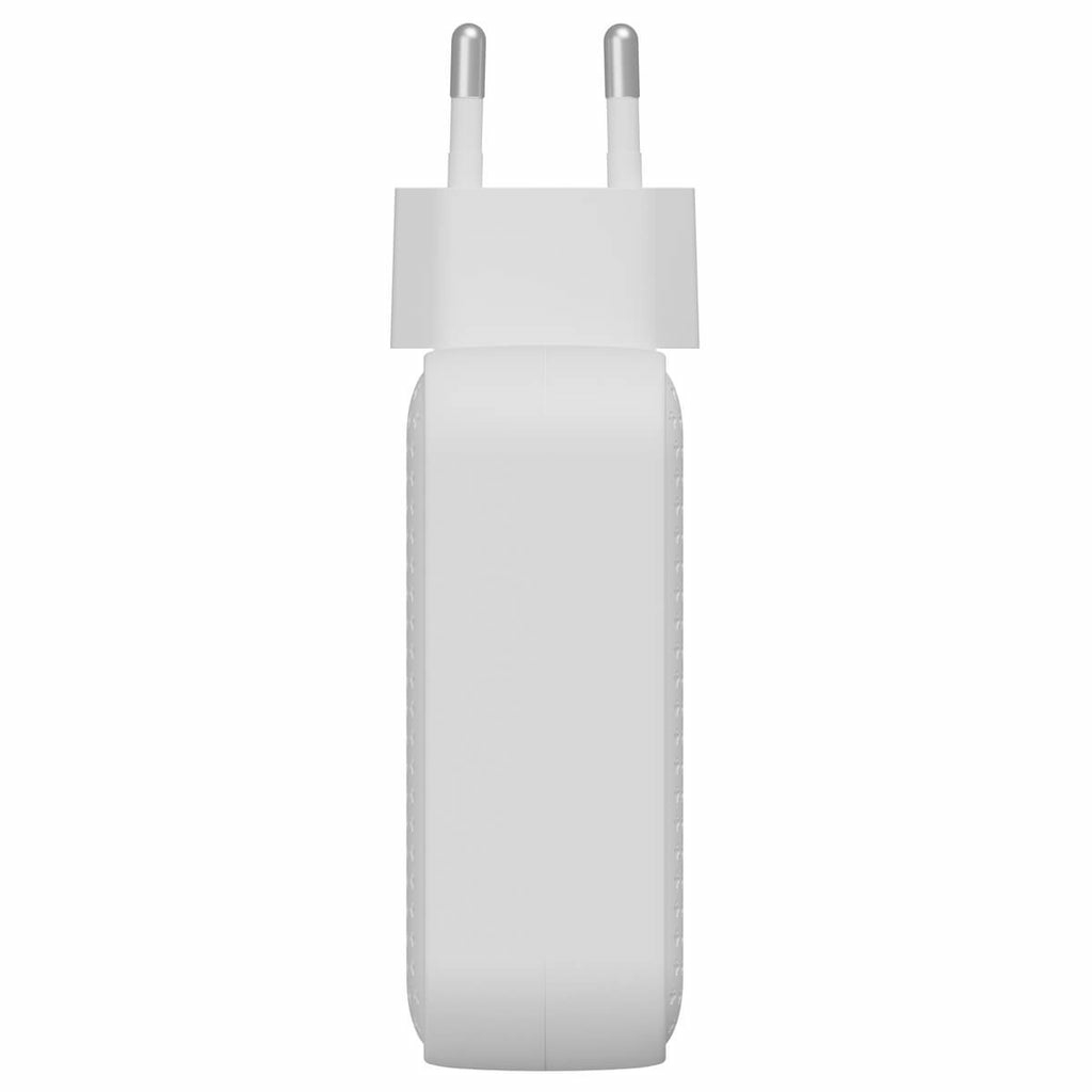 Un adaptador de corriente blanco con dos clavijas redondas sobre fondo blanco.