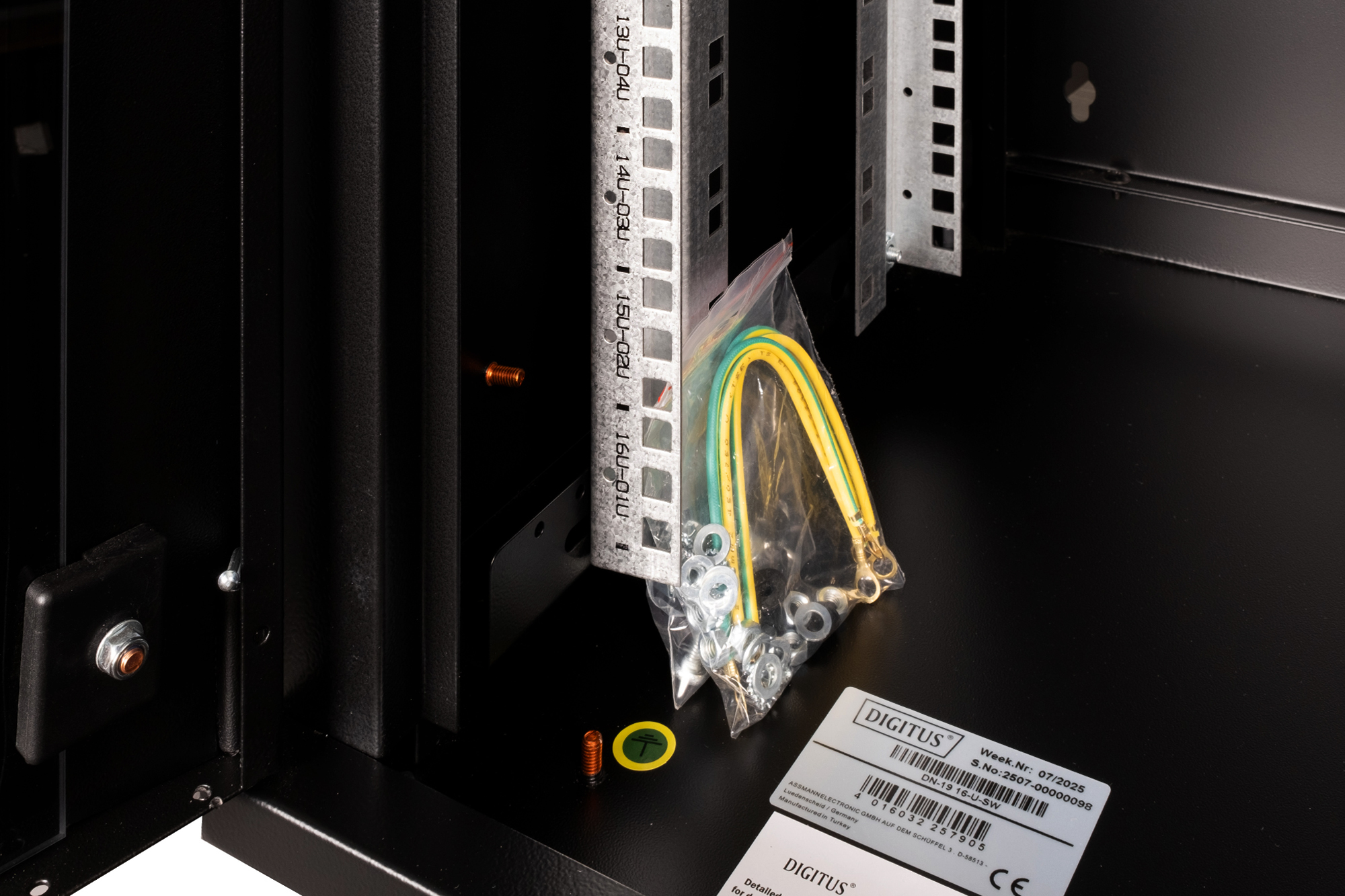 Interno di un rack server nero con guide e cavi di messa a terra.