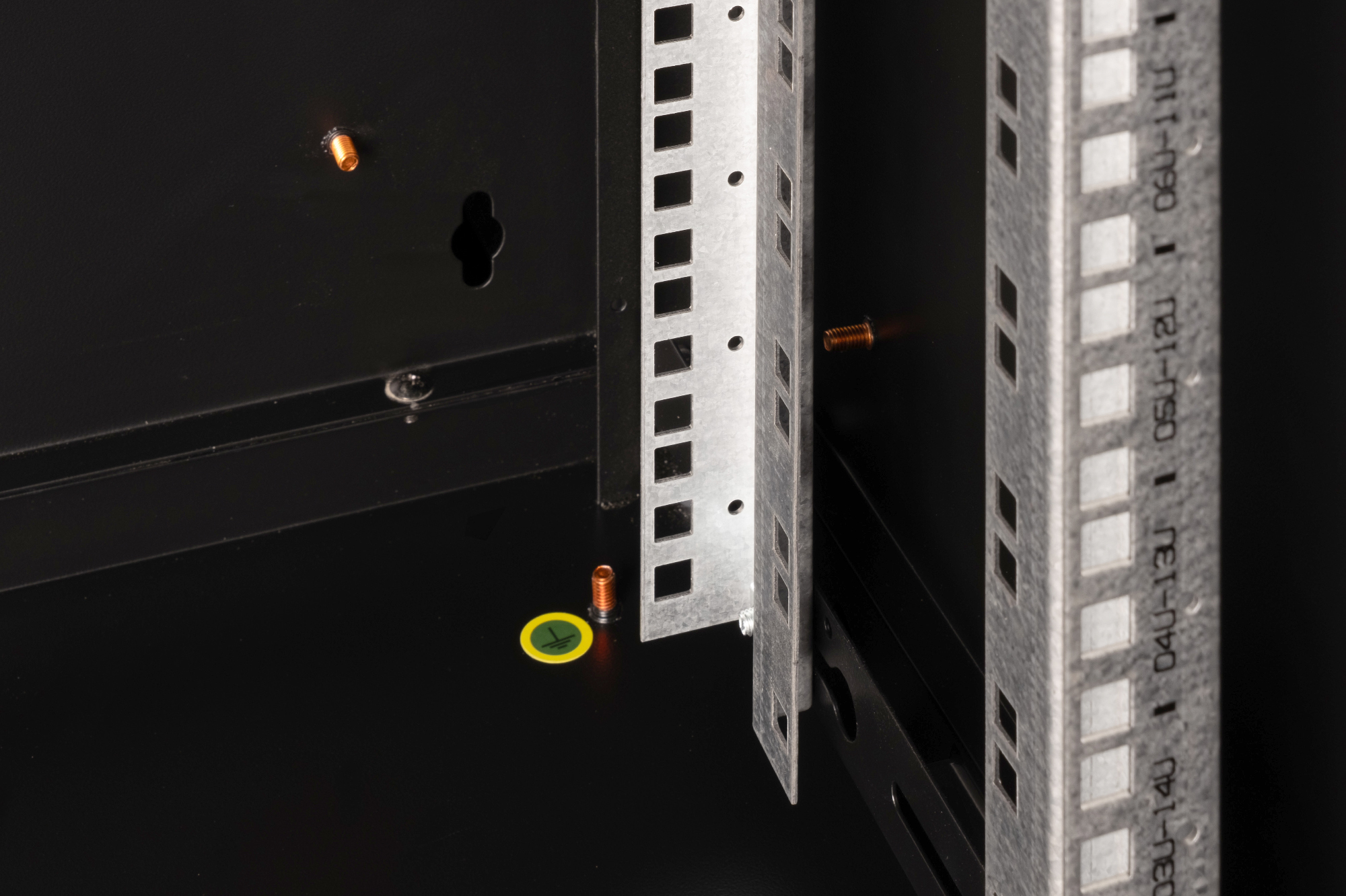 Dettaglio di un rack per server con guide verticali e punti di montaggio.