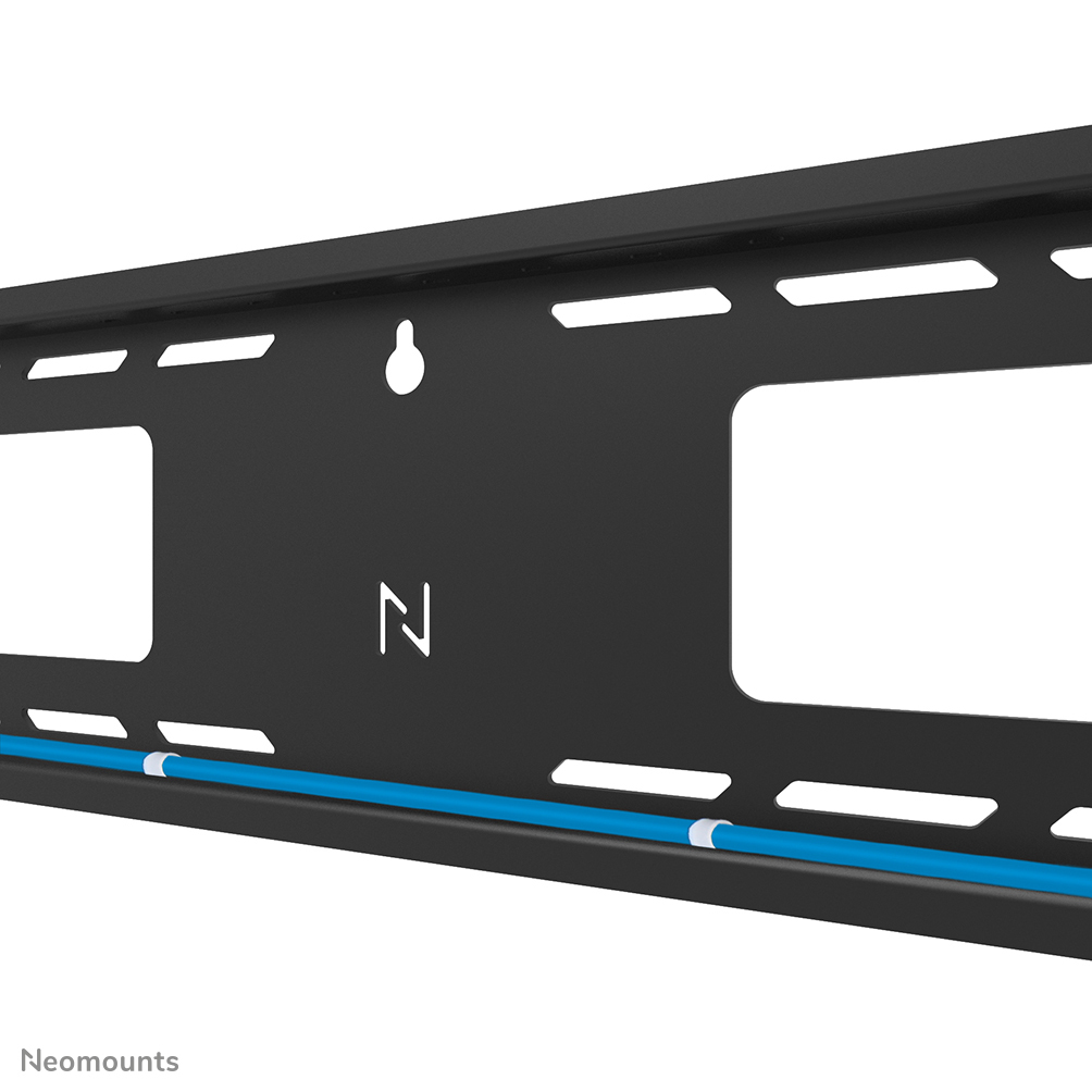 Supporto a muro nero con fessure e cavo blu. Logo "N" visibile.