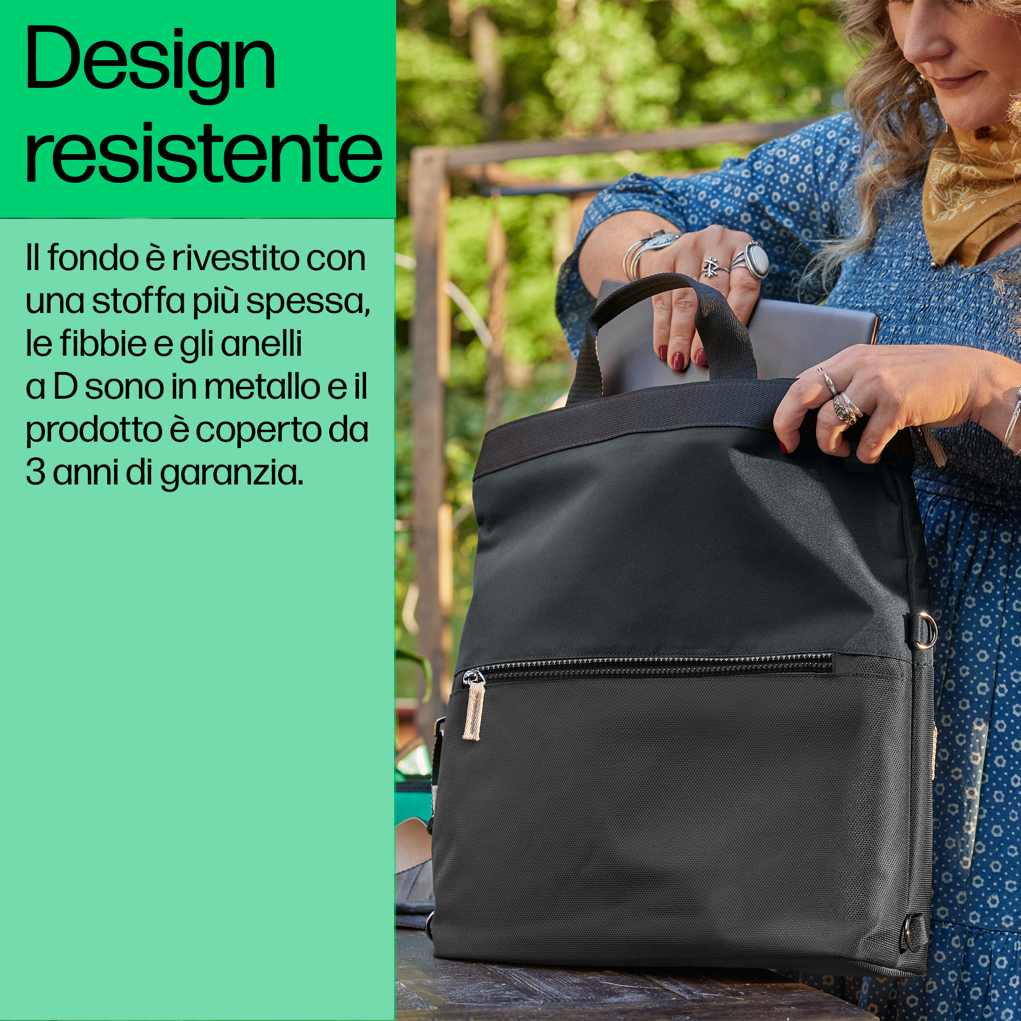 Una donna mette un laptop in uno zaino nero. Lo sfondo è verde.