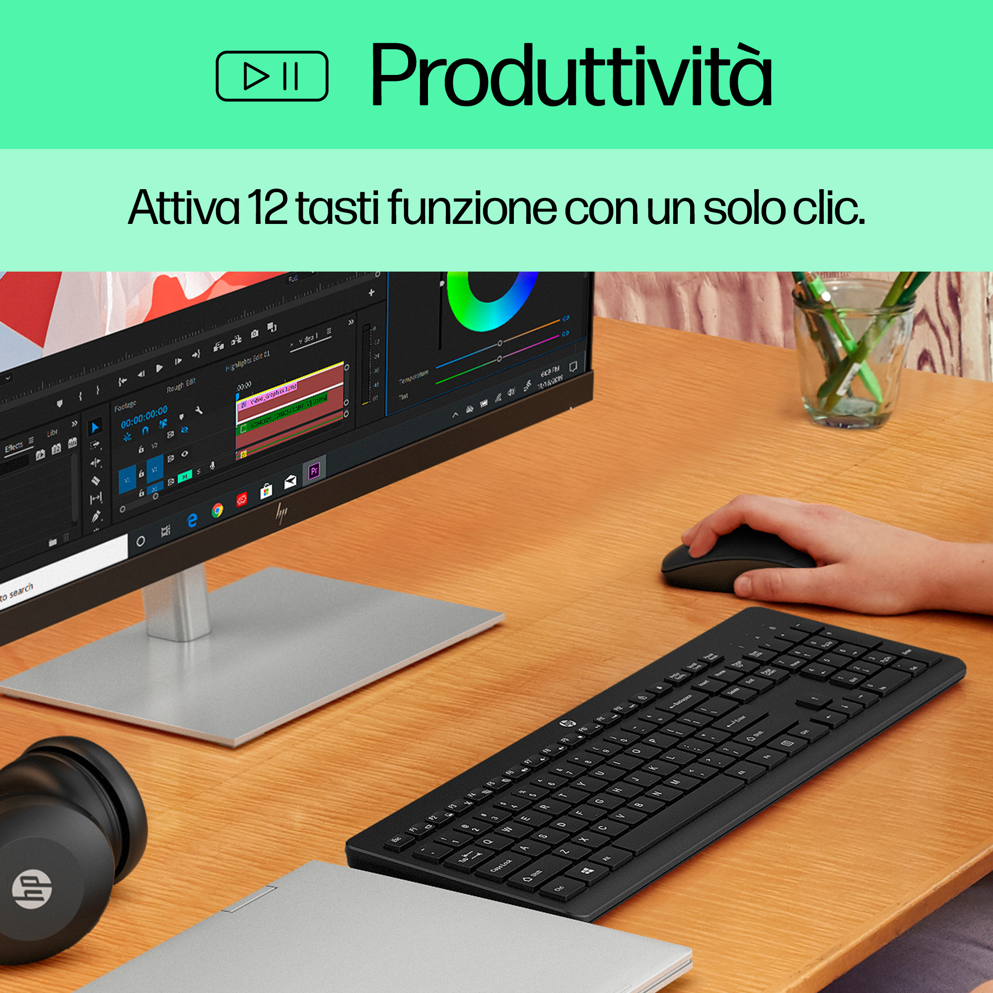 Ein Schreibtisch mit Monitor, Tastatur, Maus, Kopfhörern und Laptop. Videobearbeitungssoftware ist sichtbar.