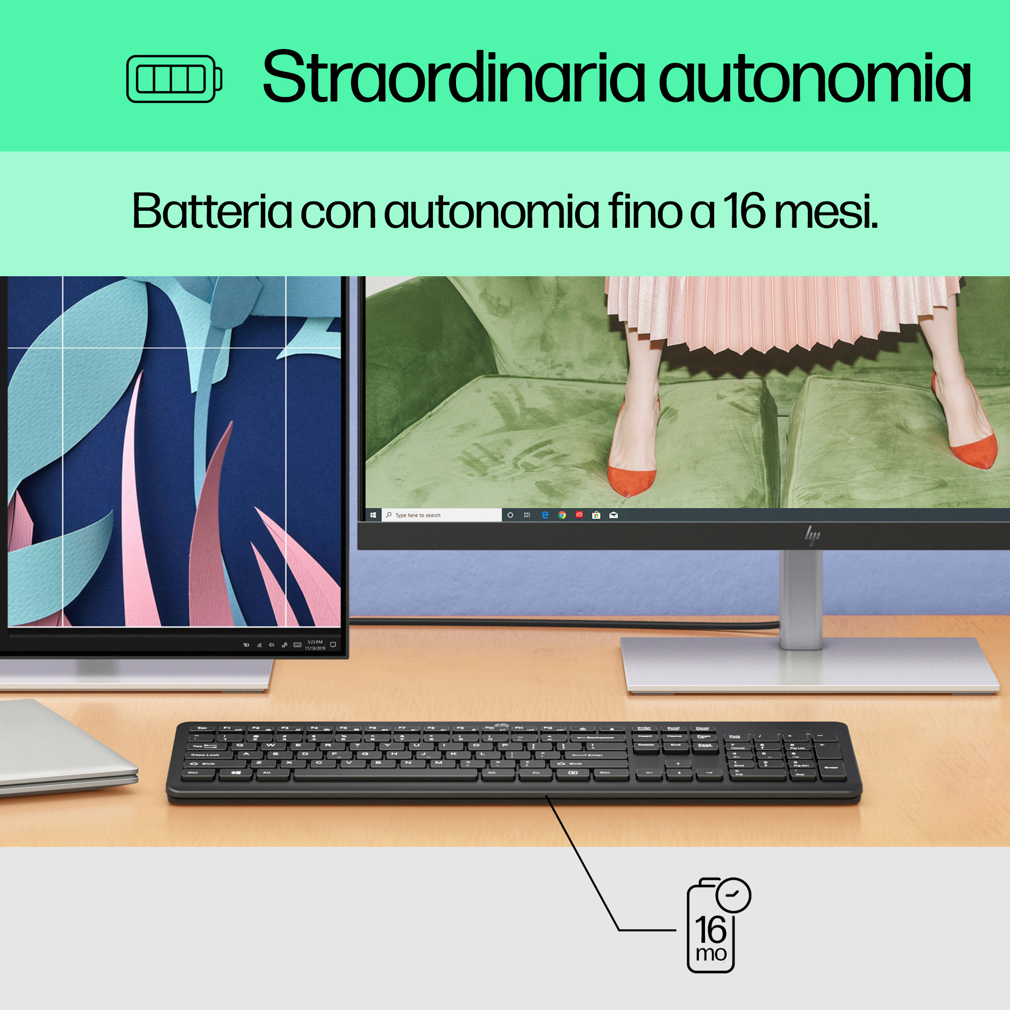 Ein Schreibtisch mit Monitor, Tastatur und Laptop. Text: 
