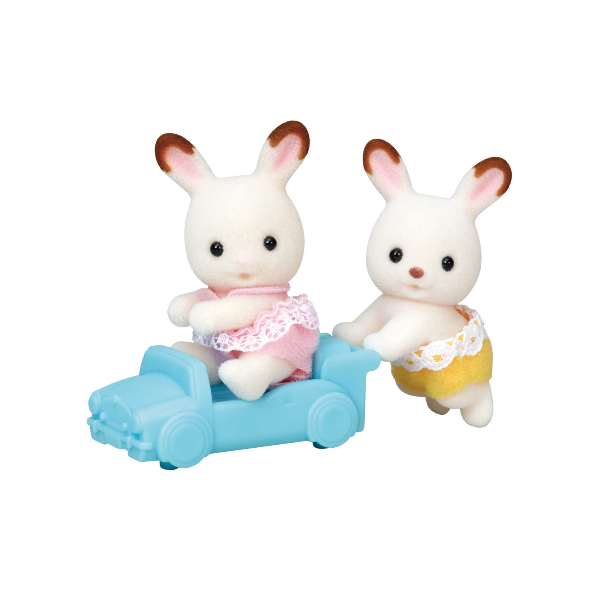 Due conigli di peluche, uno in un'auto blu e un altro che la spinge.