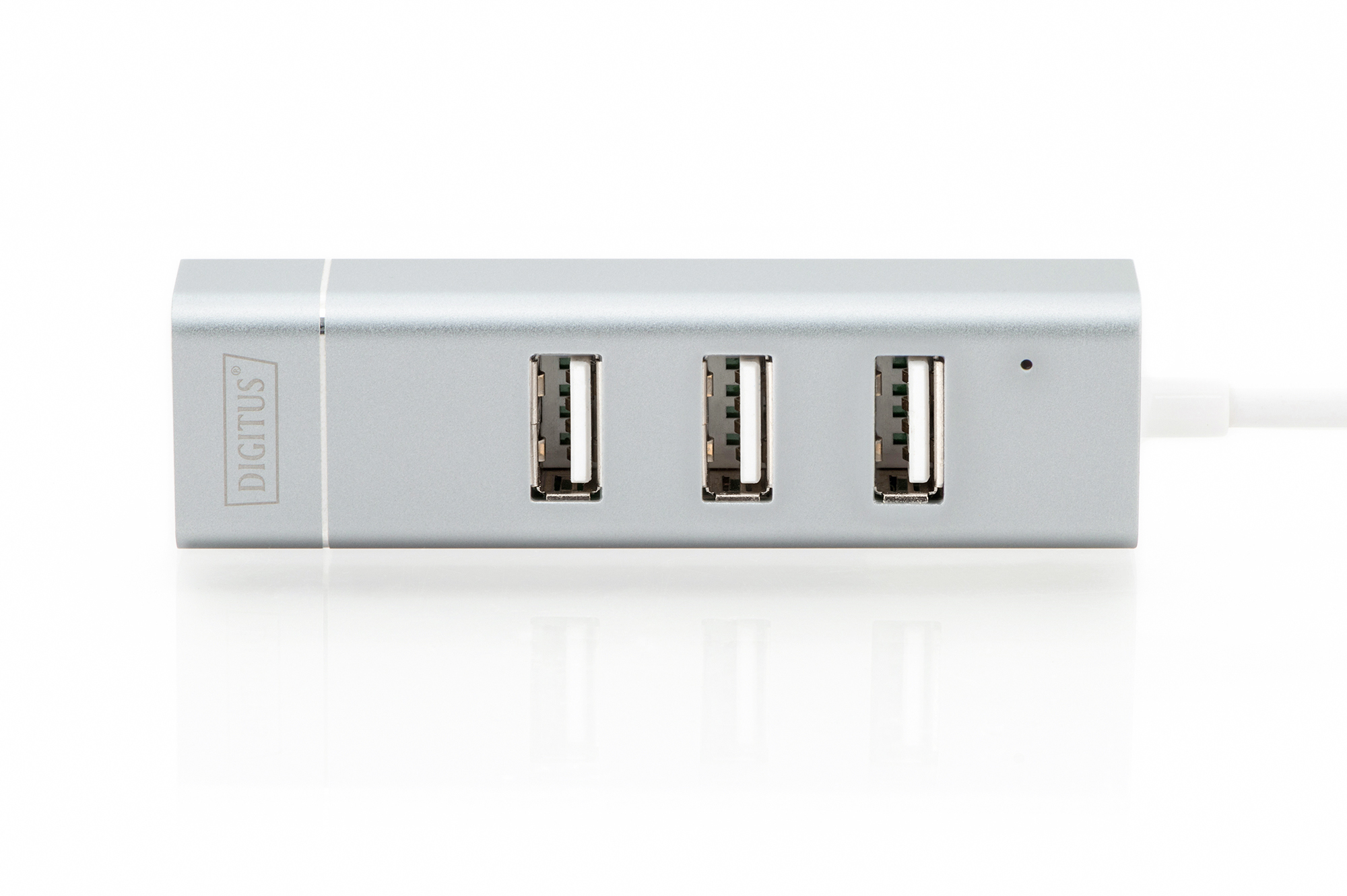 Ein silberner USB-Hub mit drei Anschlüssen und einem weißen Kabel.