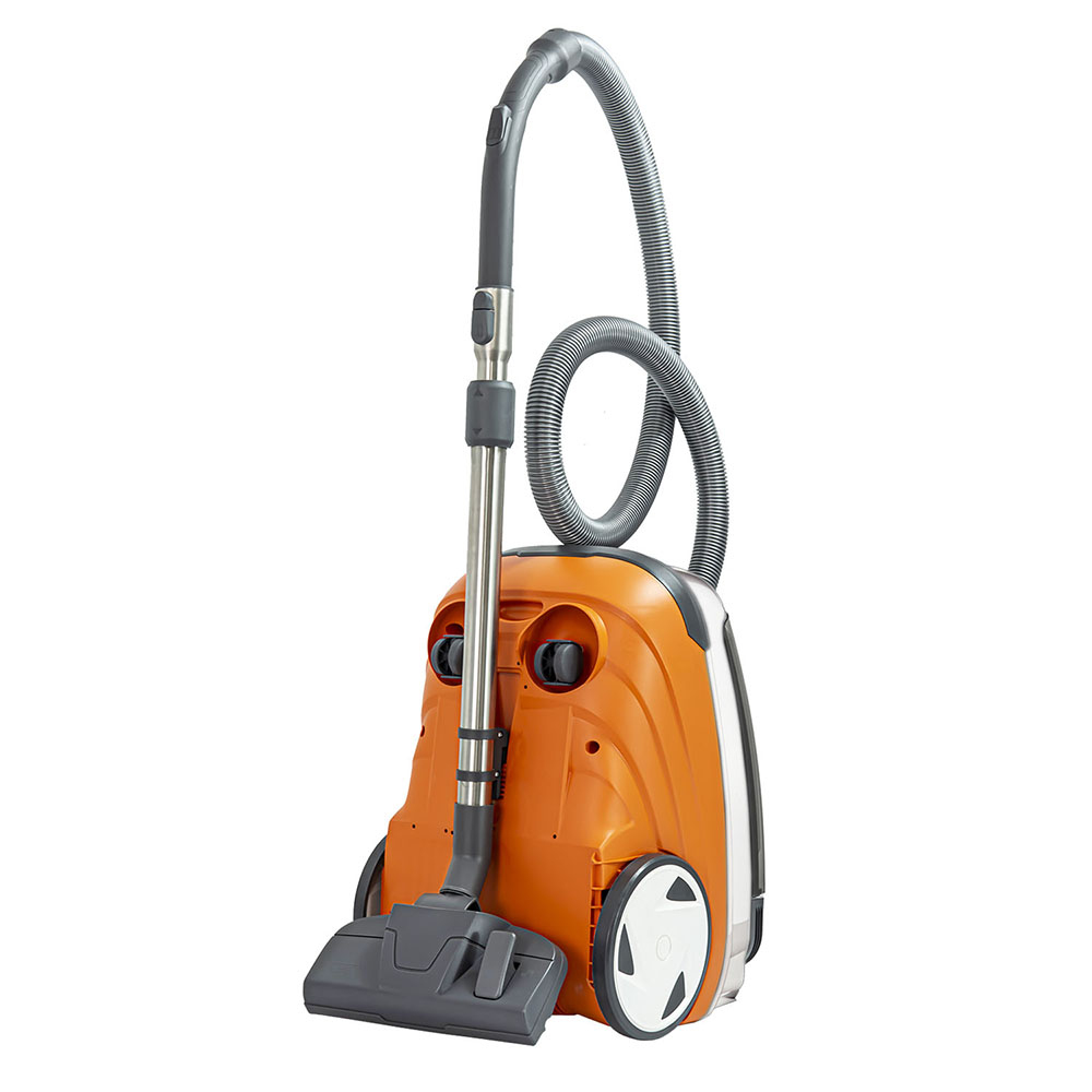 Ein orangefarbener Staubsauger mit Schlauch und Bürste auf weißem Hintergrund.