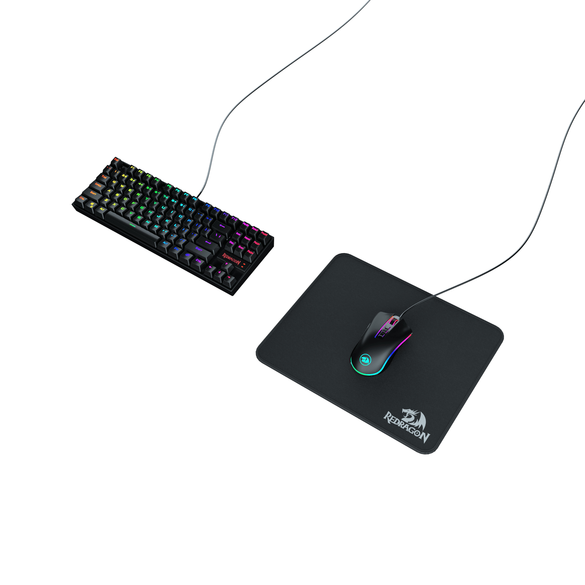 RGB aydınlatmalı siyah kablolu oyuncu klavyesi ve mousepad üzerinde uyumlu fare.