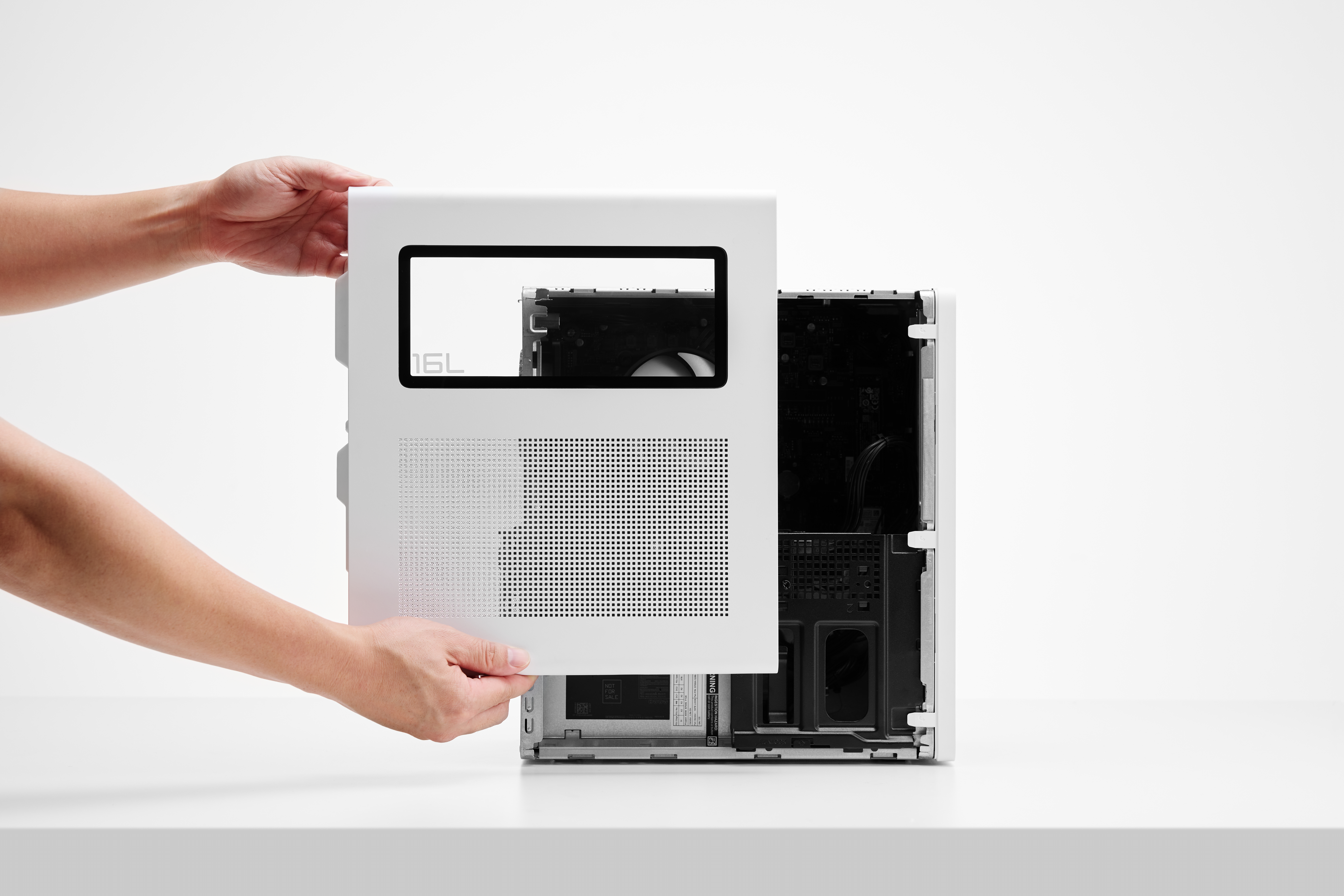 Mani che assemblano un pannello bianco del case del PC.