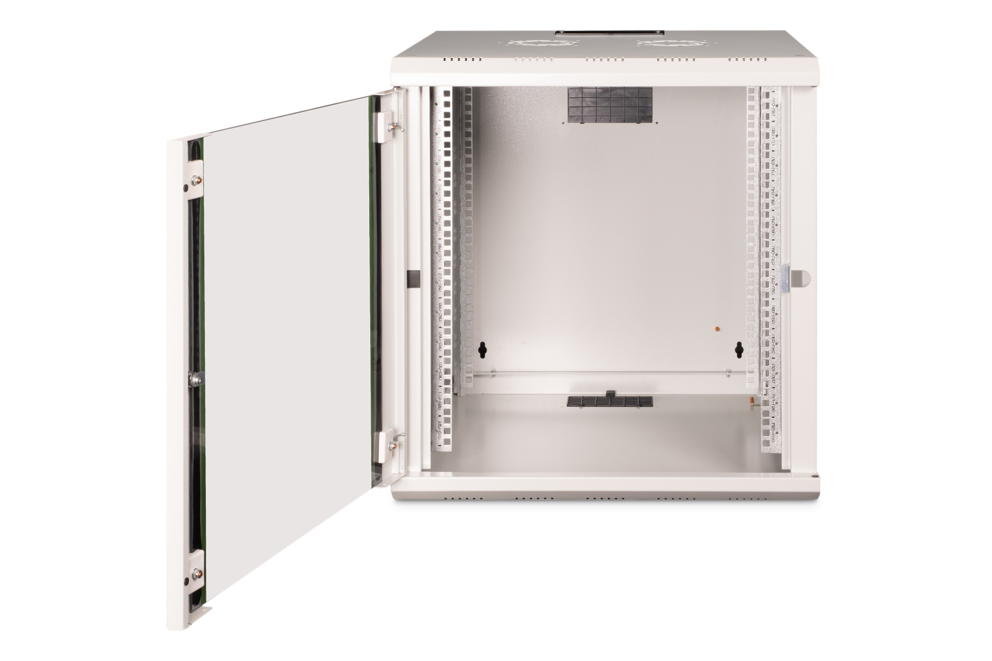 Un armadio server bianco aperto con porta in vetro, isolato su sfondo bianco.