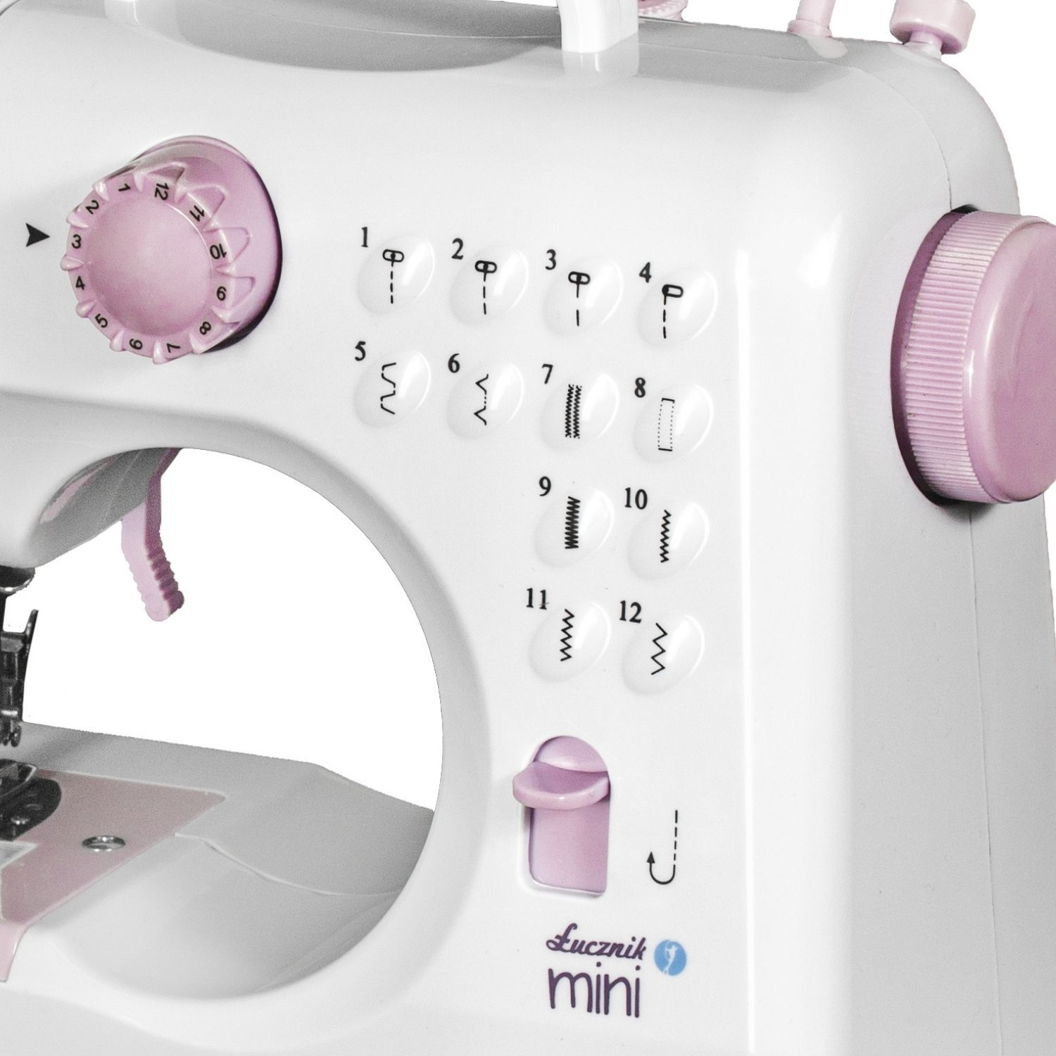 Zbliżenie białej i różowej maszyny do szycia z pokrętłem wyboru ściegu i przyciskami.