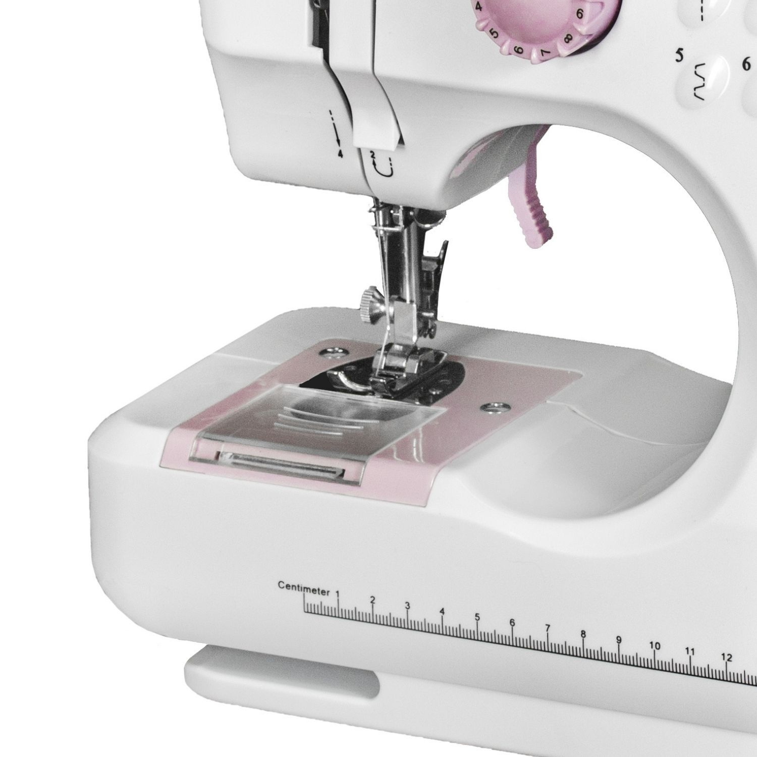 Maszyna do szycia z igłą, skalą centymetrową i pokrętłami.