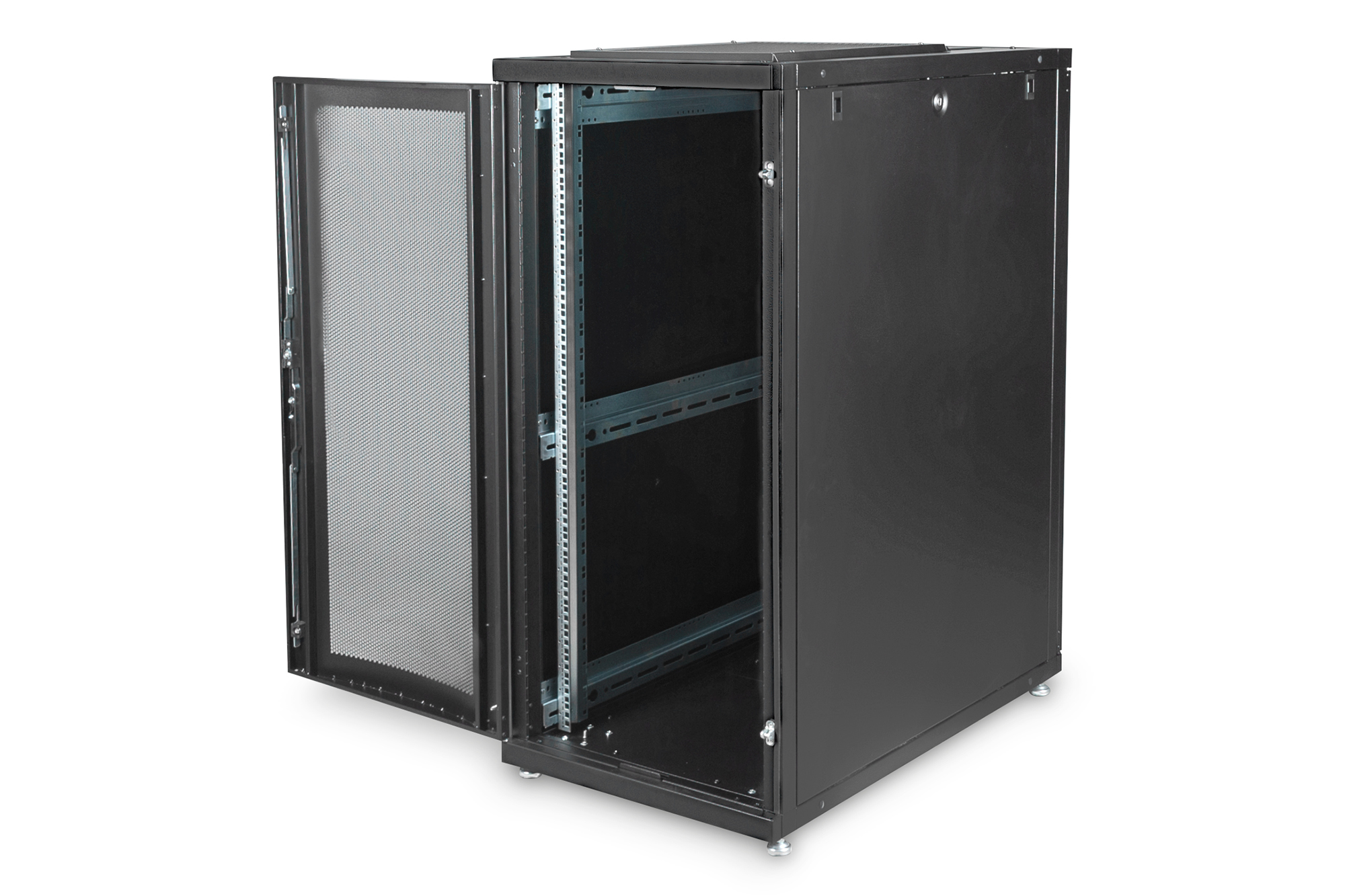 Ein offener schwarzer Serverschrank mit einem Lüftungsgitter an der linken Tür.