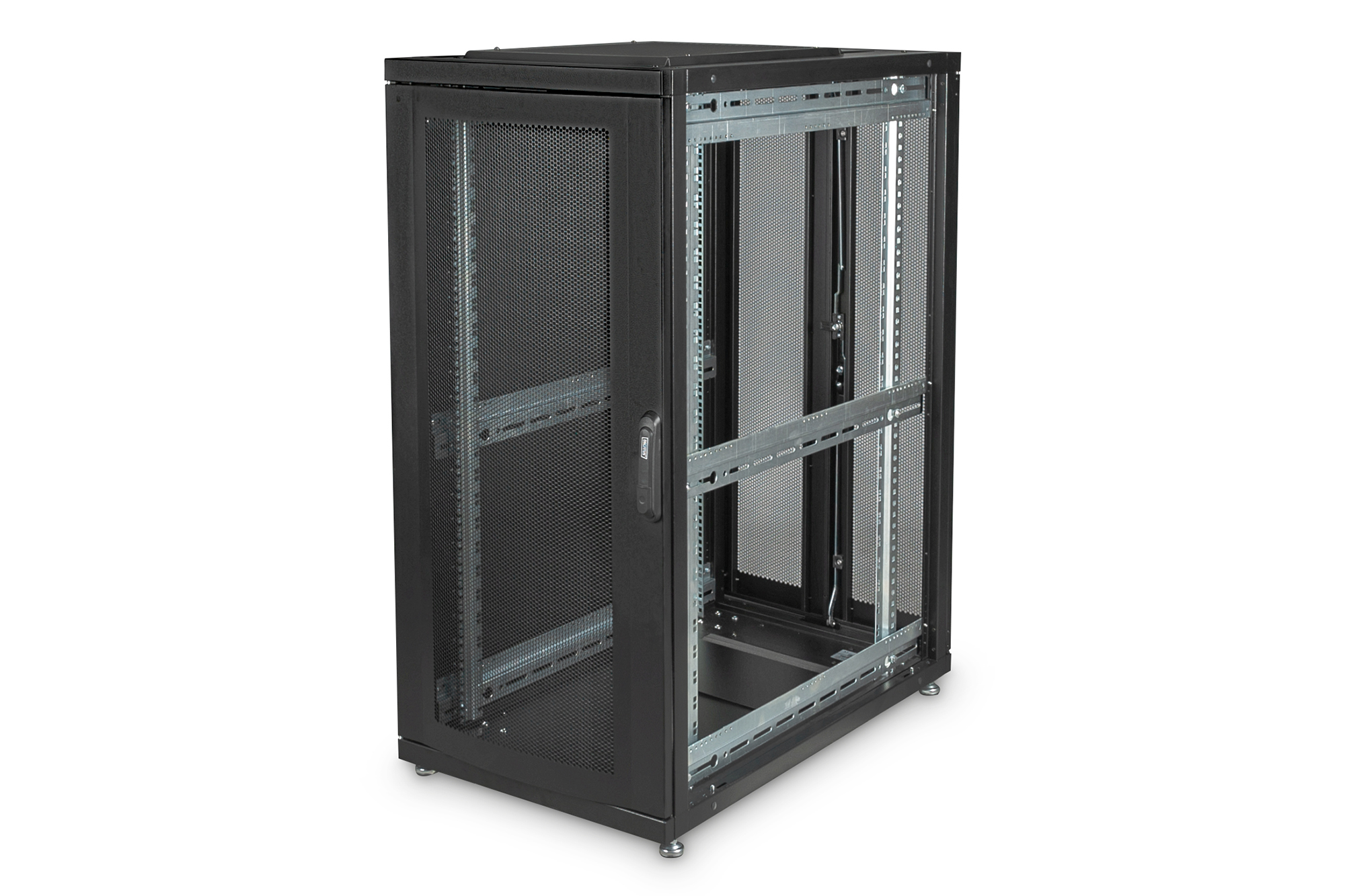Ein leerer schwarzer Rackschrank mit Metallschienen und einer Gittertür.