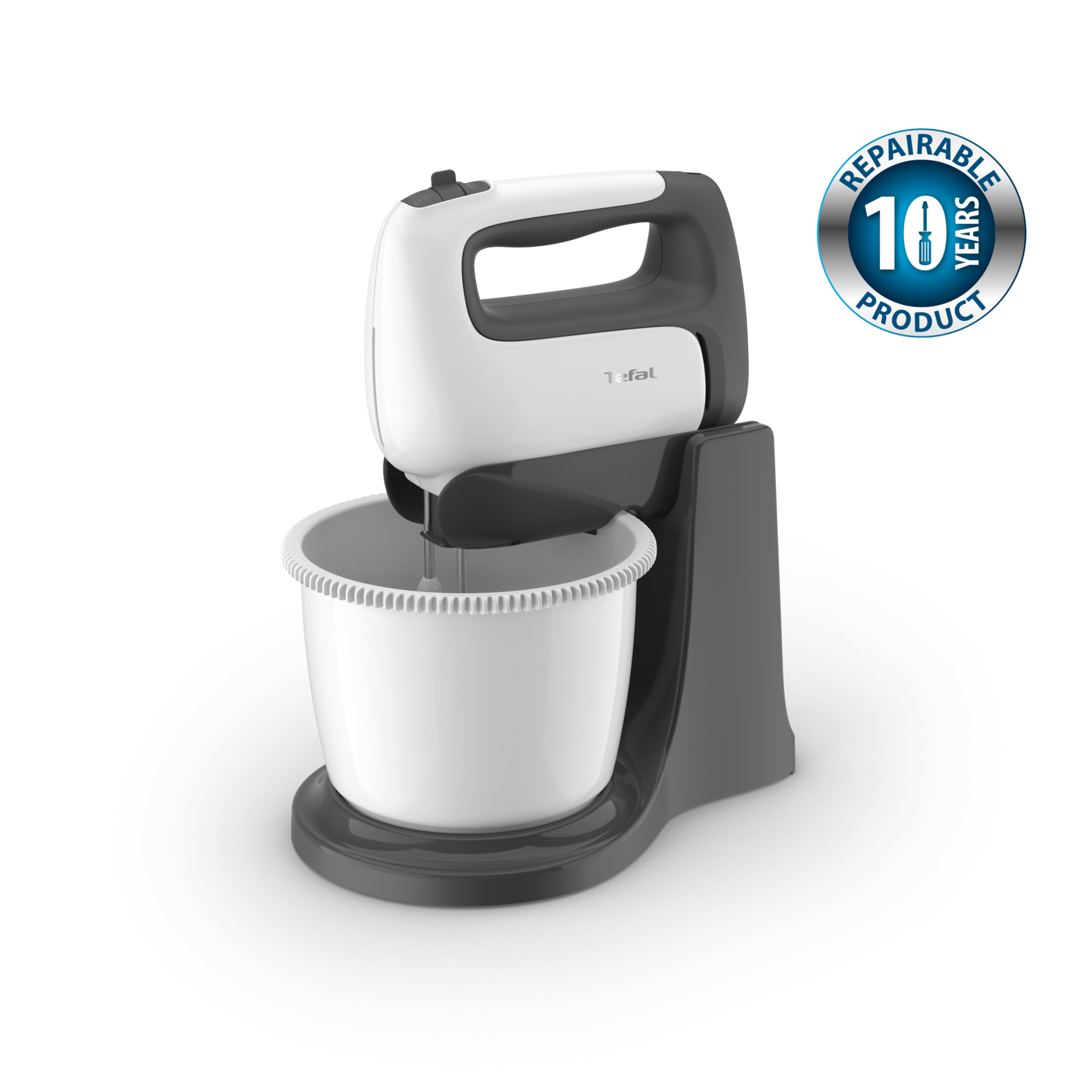 Een witte en grijze handmixer met kom en een reparabiliteitszegel.