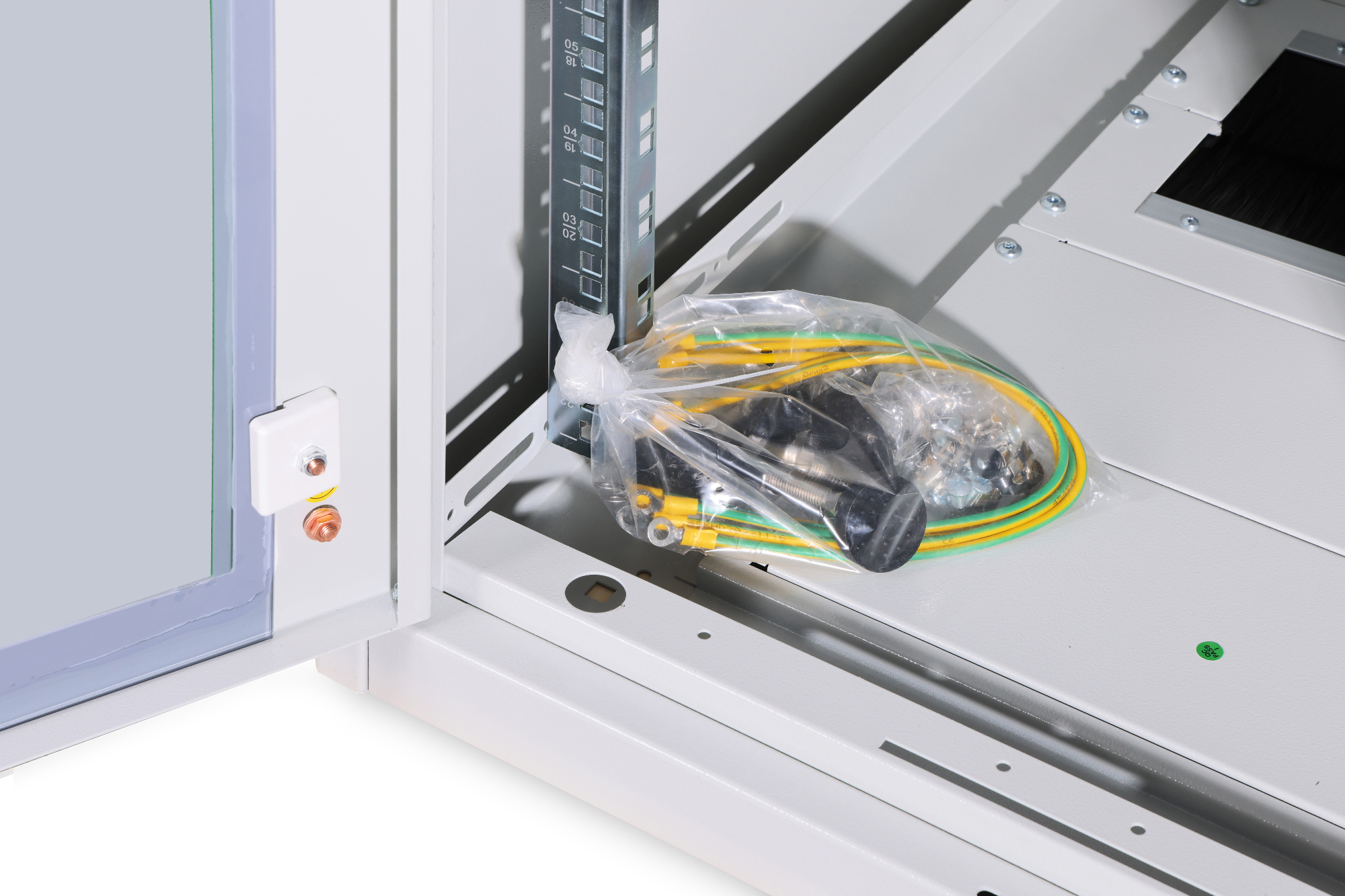 Cavi di messa a terra e piccole parti in un sacchetto di plastica in un armadio elettrico.