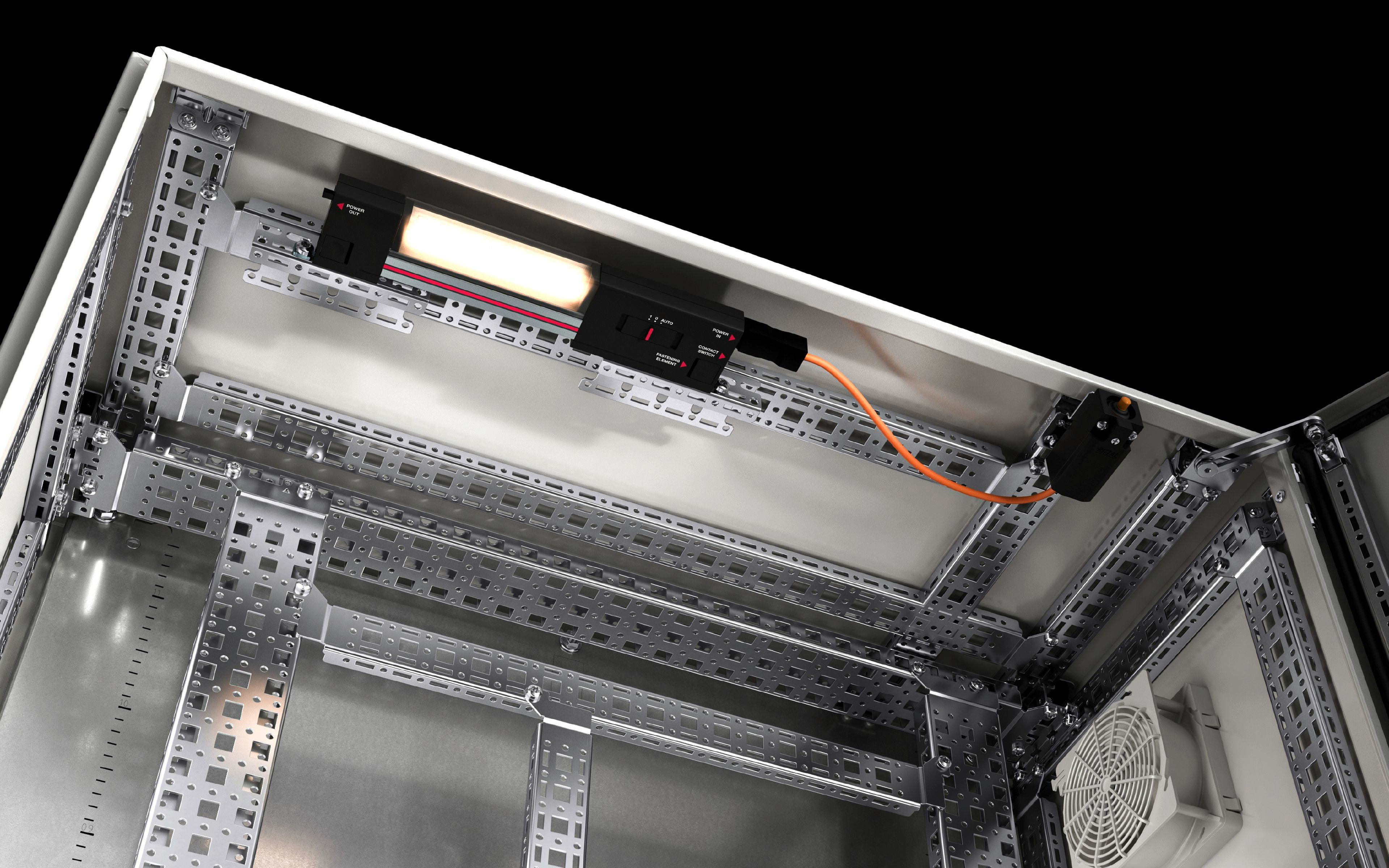 Dettaglio di un rack server aperto con illuminazione, ventola e cablaggio.
