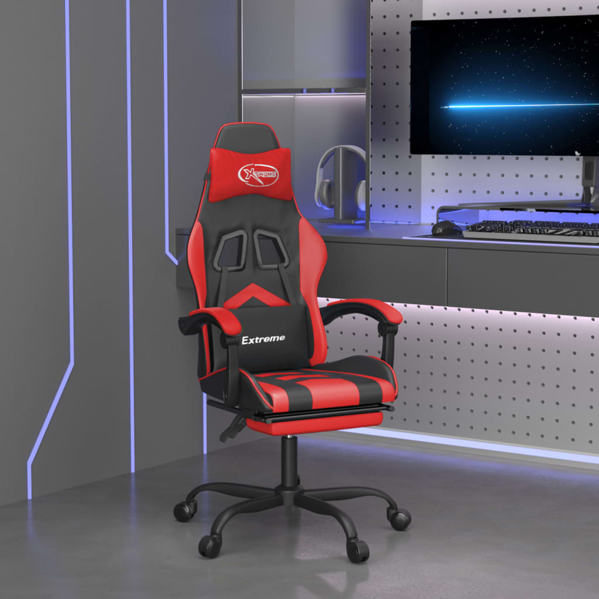 Ein roter und schwarzer Gaming-Stuhl mit ausziehbarer Fußstütze steht in einem Raum.
