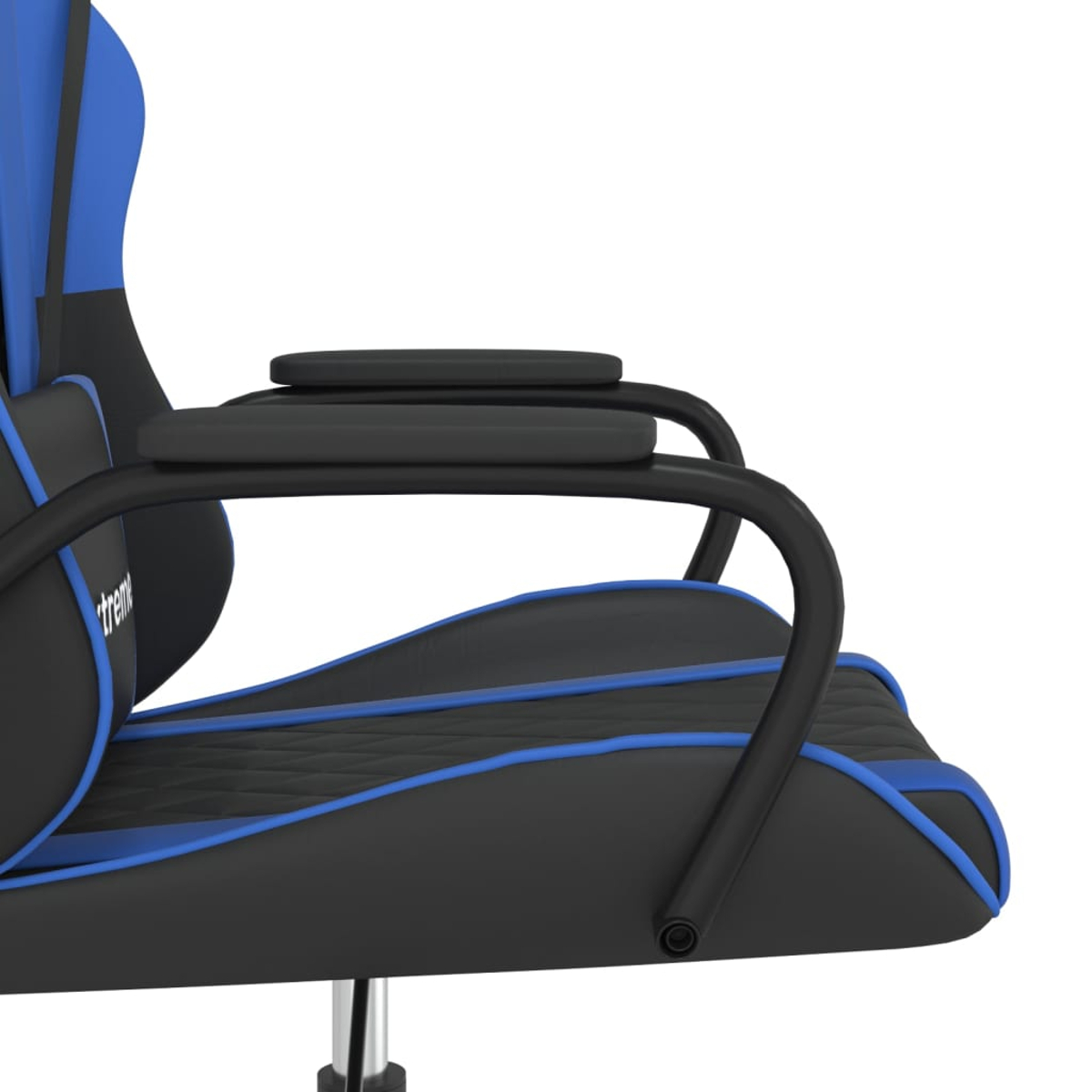 Teilansicht eines schwarzen und blauen Gaming-Stuhls mit gepolsterten Armlehnen.