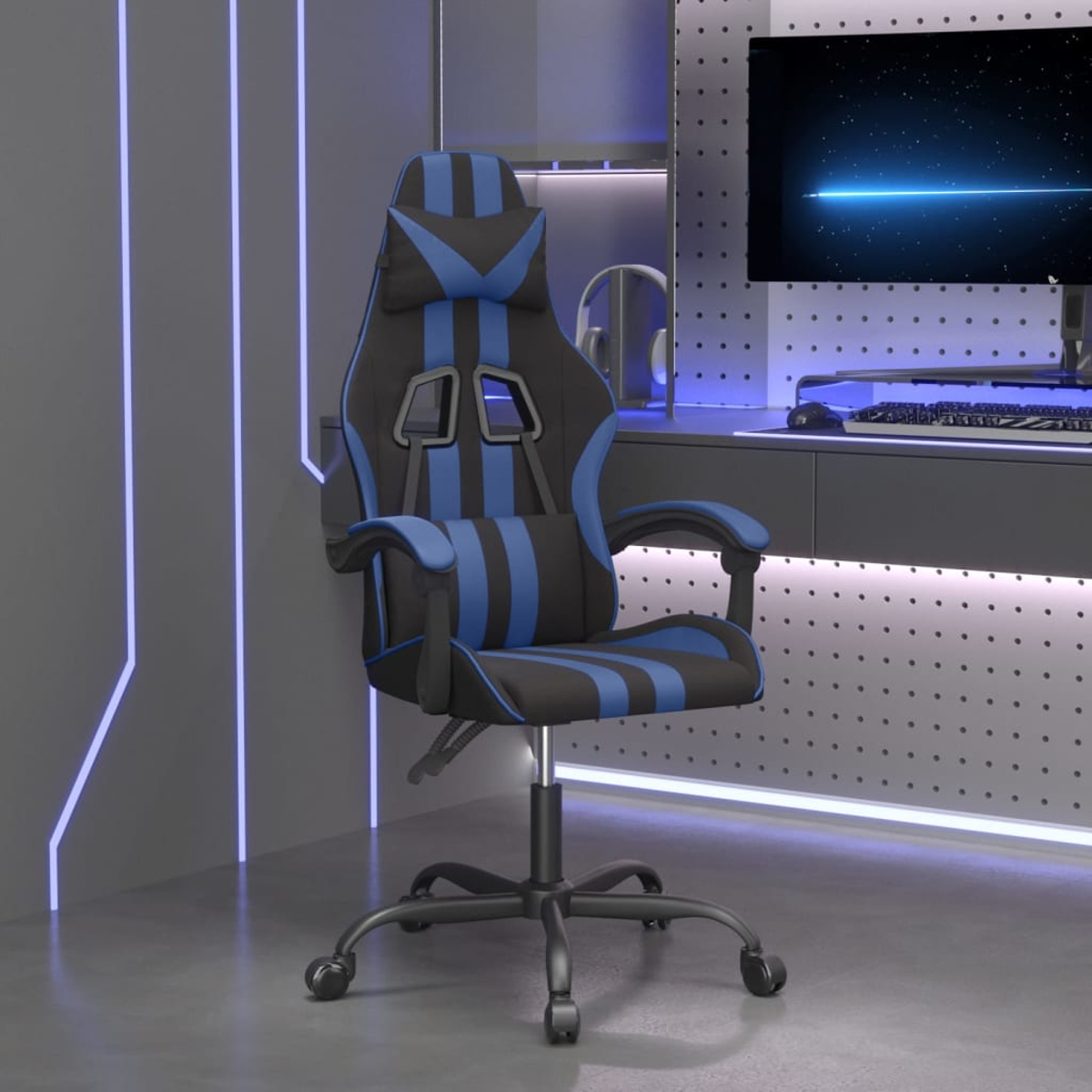 Ein schwarzer und blauer Gaming-Stuhl mit Rädern steht vor einem Schreibtisch mit einem Monitor.