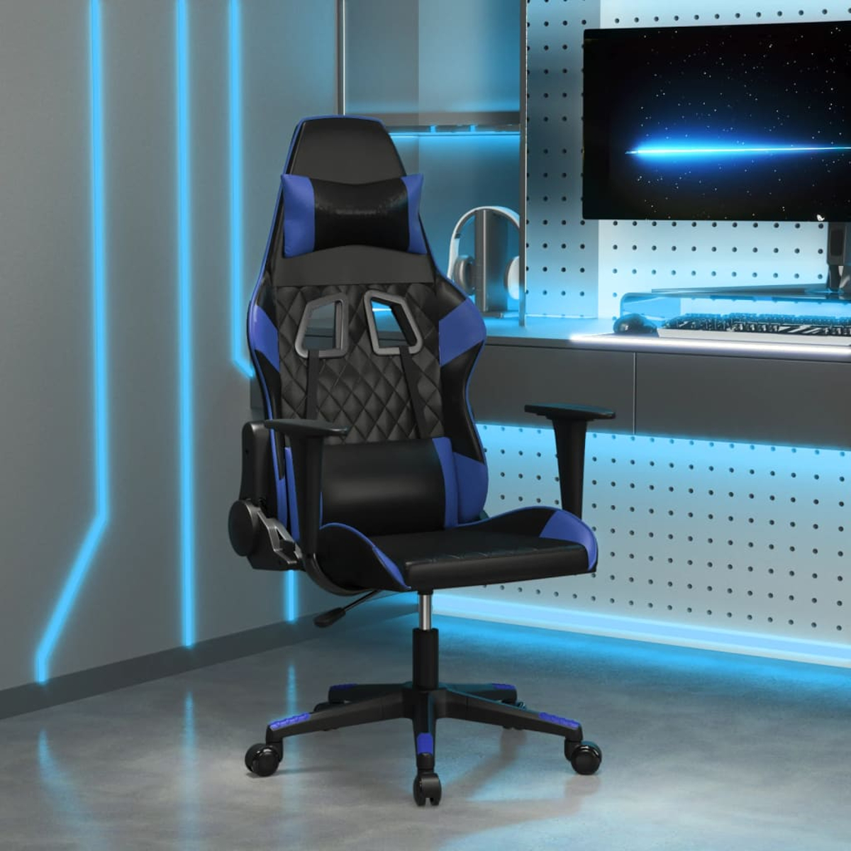 Ein schwarzer und blauer Gaming-Stuhl mit Rädern steht vor einem Schreibtisch mit einem Monitor.