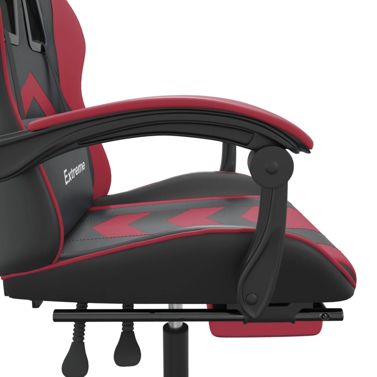 Schwarzer und roter Gaming-Stuhl mit Armlehnen. Der Schriftzug „Extreme“ ist auf der Seite.