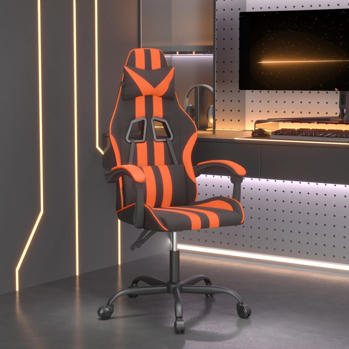 Ein orange-schwarzer Gaming-Stuhl mit Rollen steht vor einer Wand mit Lichtern.