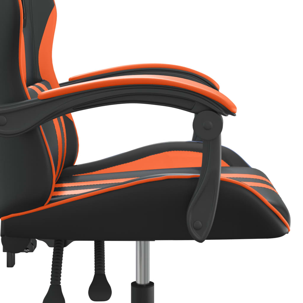Ein schwarzer und oranger Gaming-Stuhl, Detailansicht des Sitzes und der Armlehne.