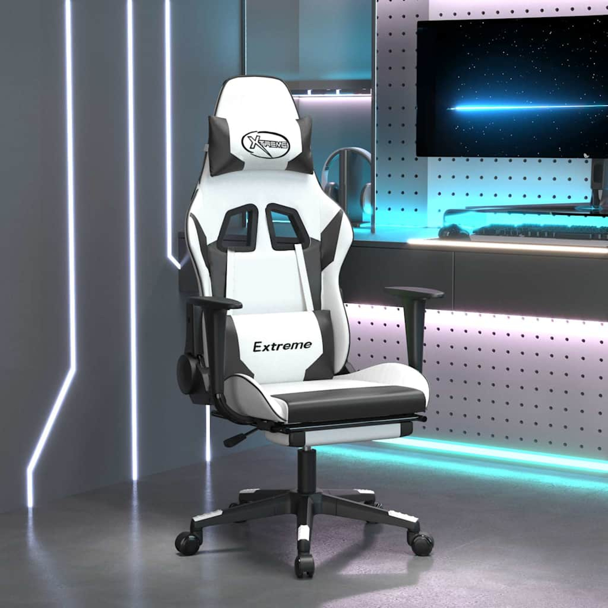 Ein weißer und schwarzer Gaming-Stuhl mit ausziehbarer Fußstütze steht in einem Raum mit Neonlicht.
